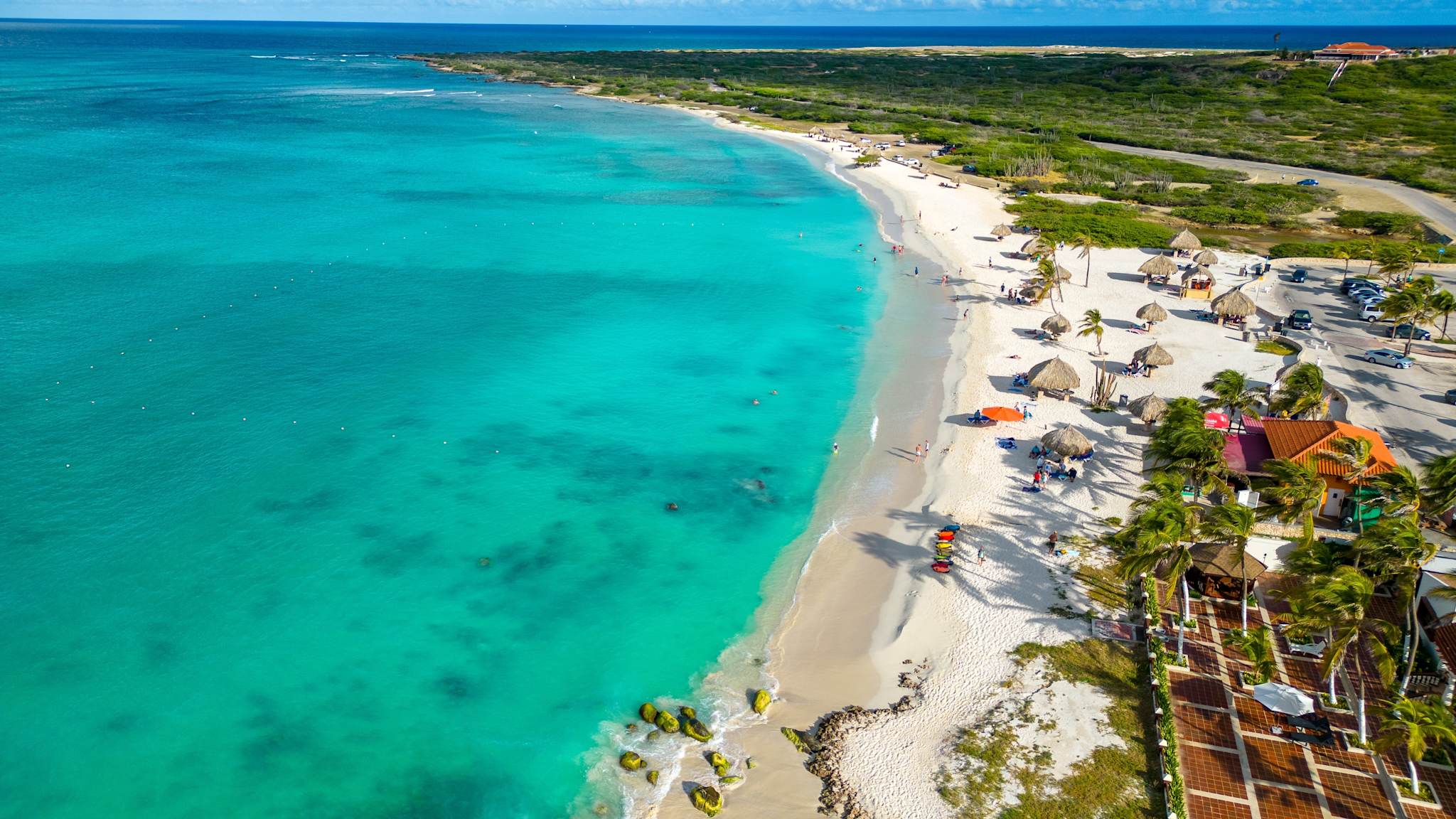 Blick auf den Arashi Beach auf Aruba, Karibik © Shutterstock