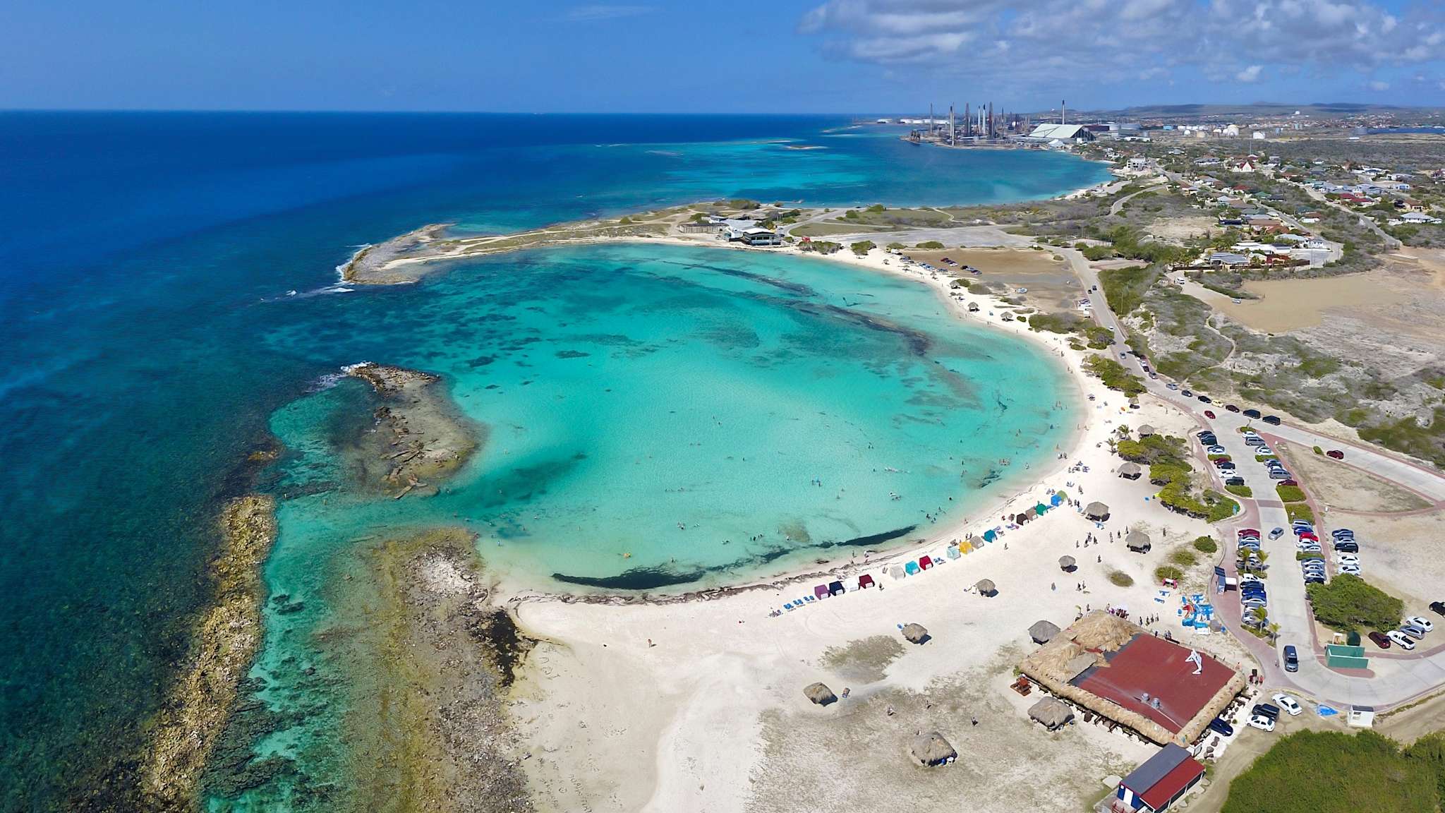 Blick auf einen Strand mit einer Stadt im Hintergrund