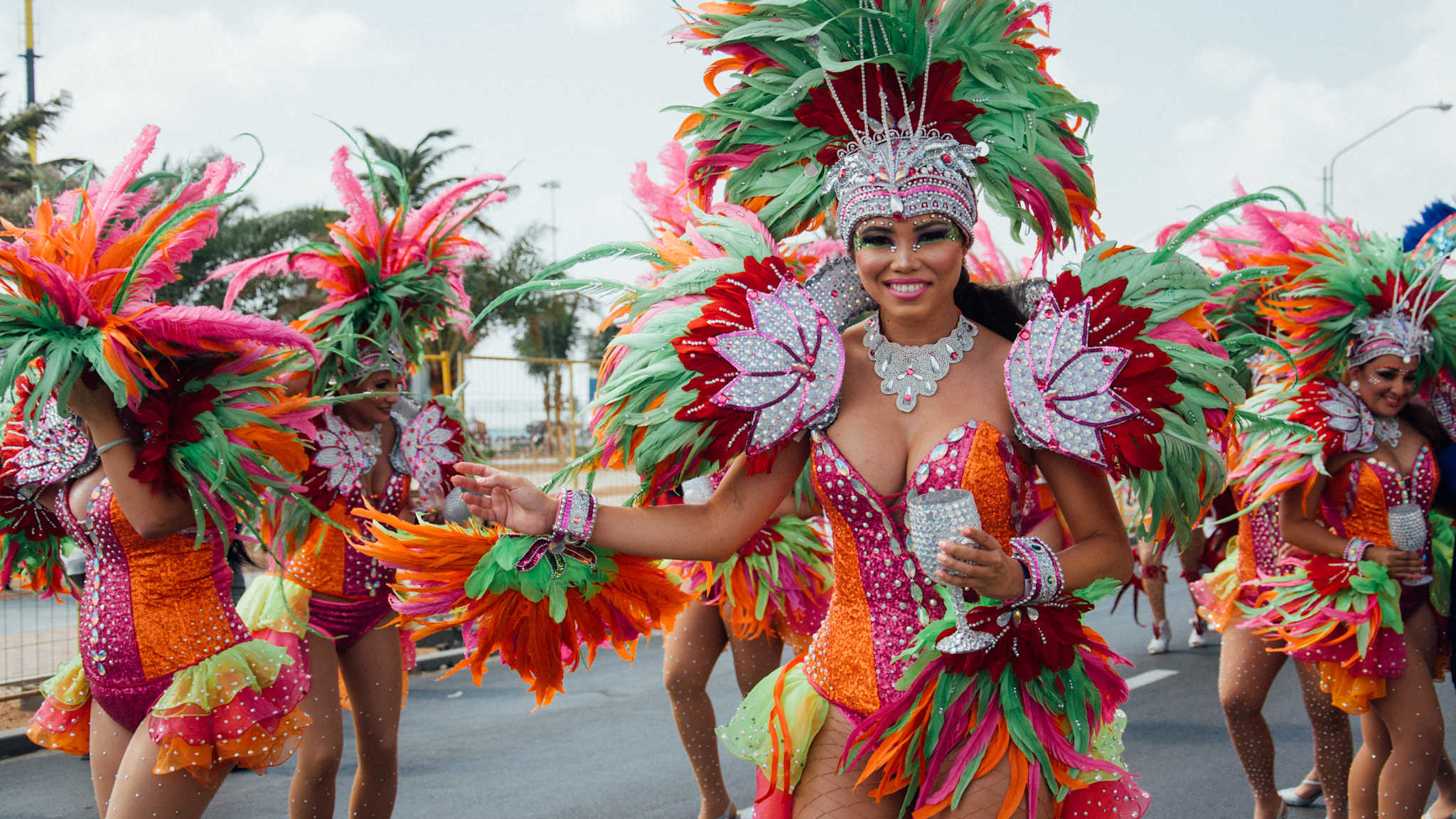 Menschen mit farbenfrohen Karnevalskostümen auf Aruba © Shutterstock