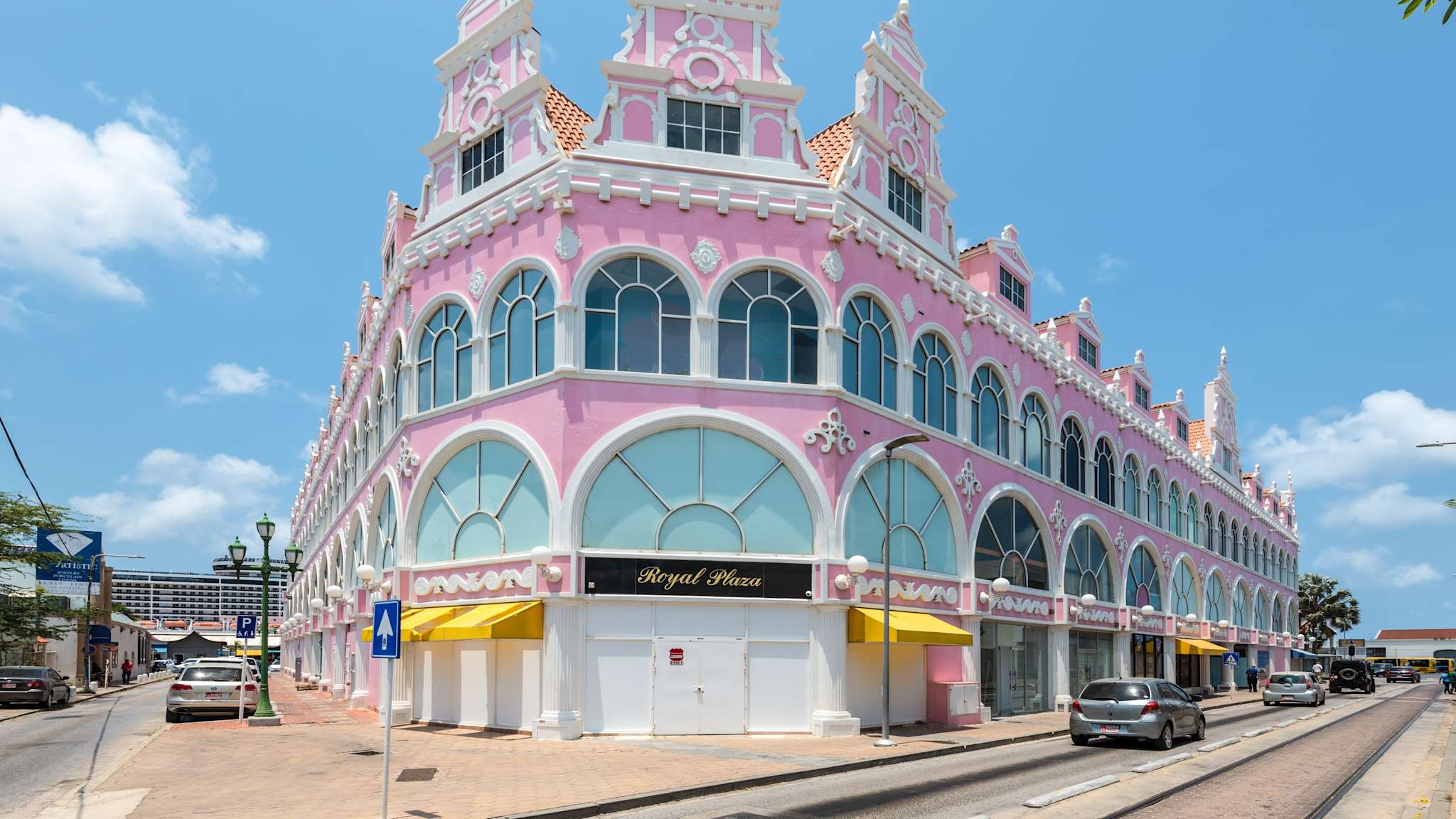 Farbenfrohe Shops in Oranjestad auf Aruba, Karibik © Shutterstock