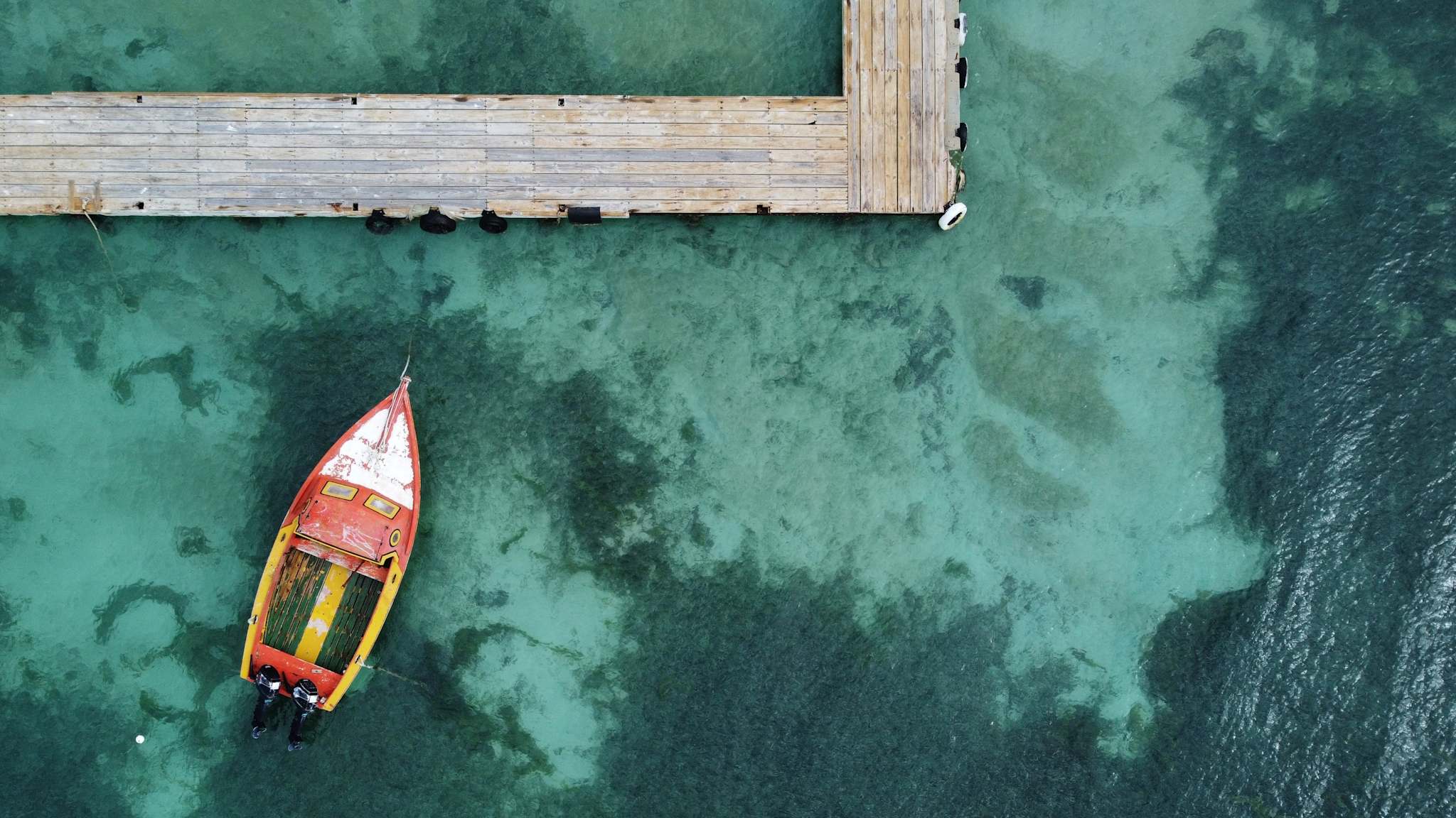 Fischerboot legt am Steg des Rodger's Beach an, Aruba, Karibik © Shutterstock
