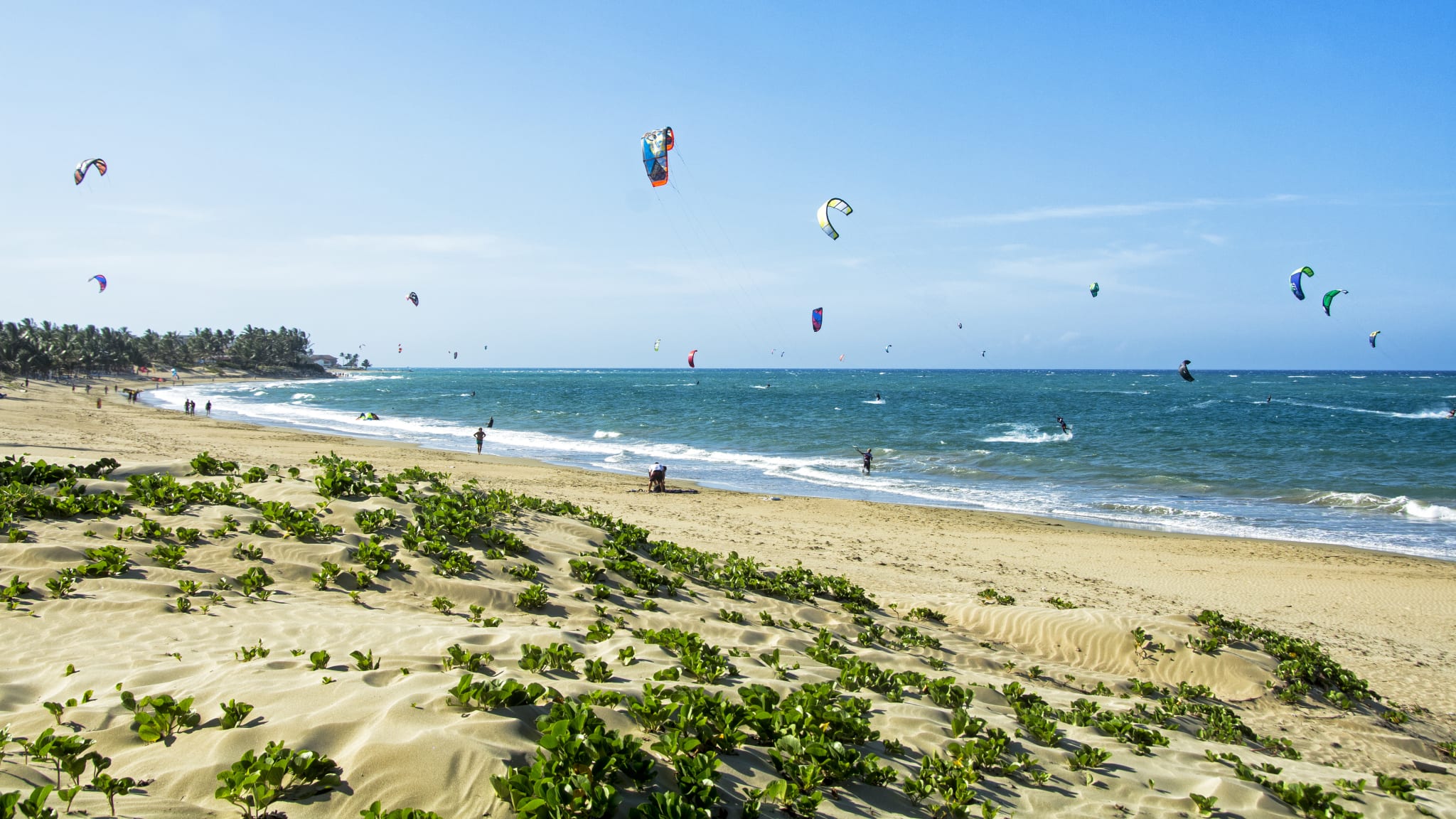 Kiteboarding am Strand von Cabarete, Dominikanische Republik
