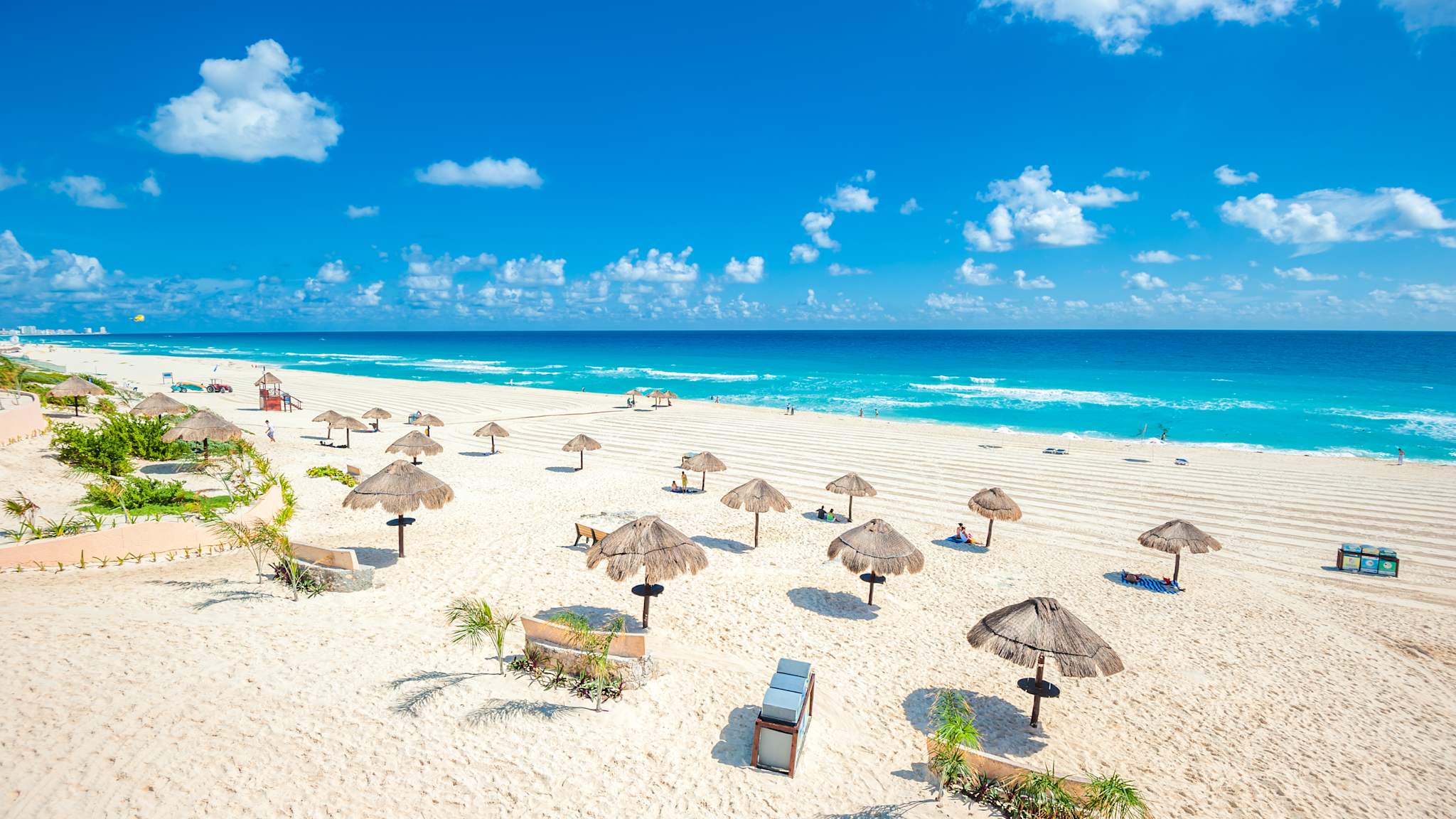 Ein Strand mit Strohschirmen