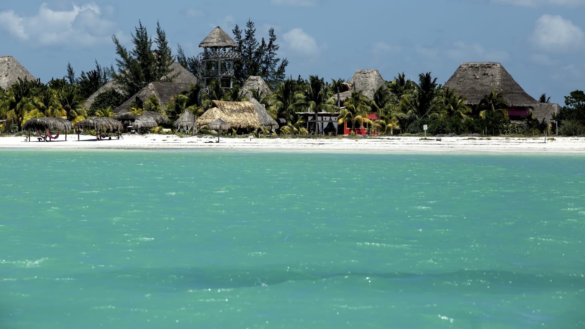 Hütten an einem tropischen Strand