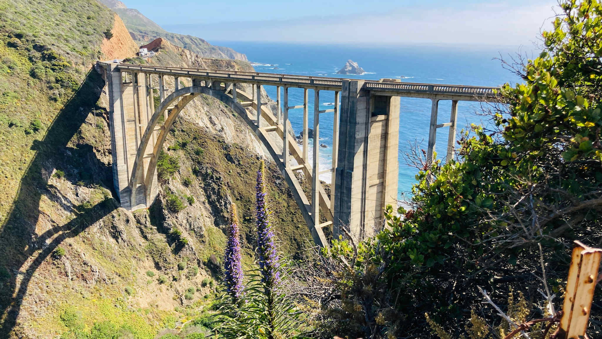 Die Bixbee Bridge vor dem Pazifik