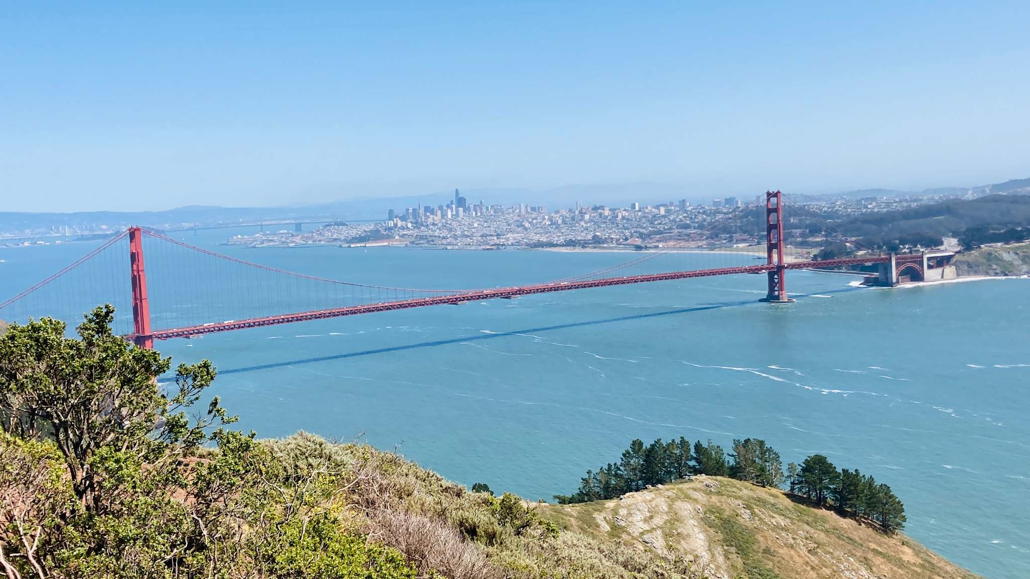 Blick vom Observation Deck auf die Brücke, im Hintergrund San Francisco