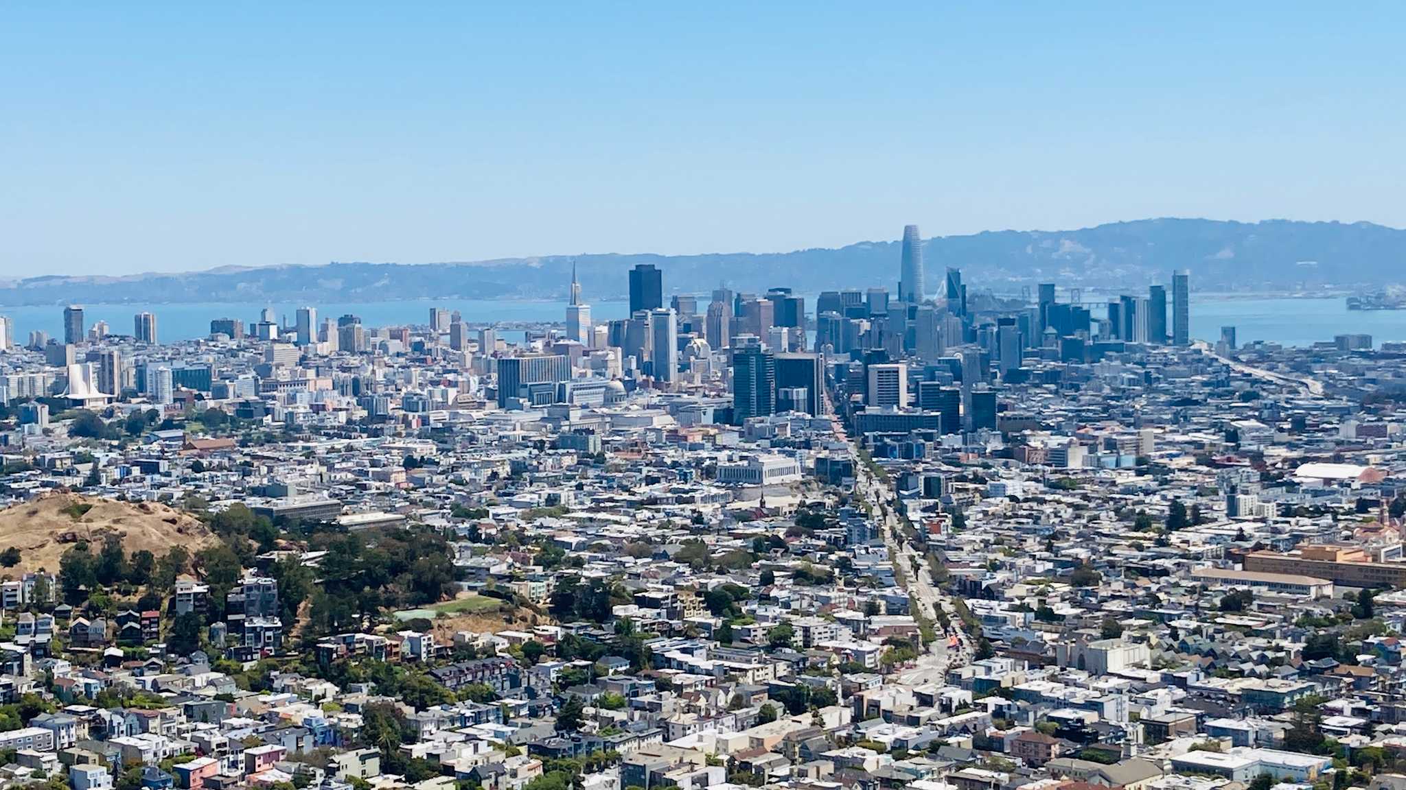 Die Skyline von San Francisco von den Twin Peaks gesehen