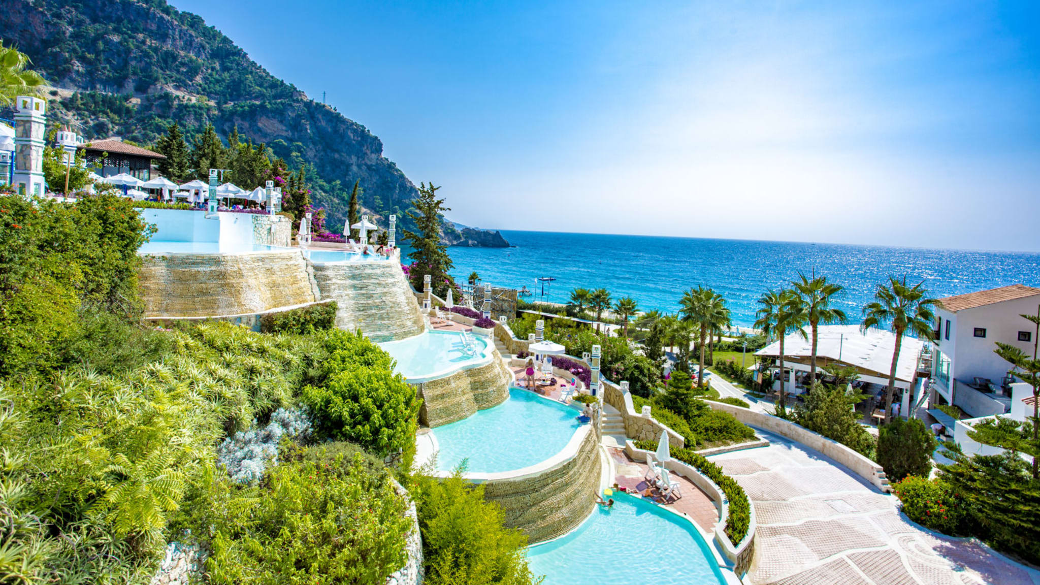 Mehrere Poolbecken im Hotel Lydia Lykia mit Meerblick in der Türkei
