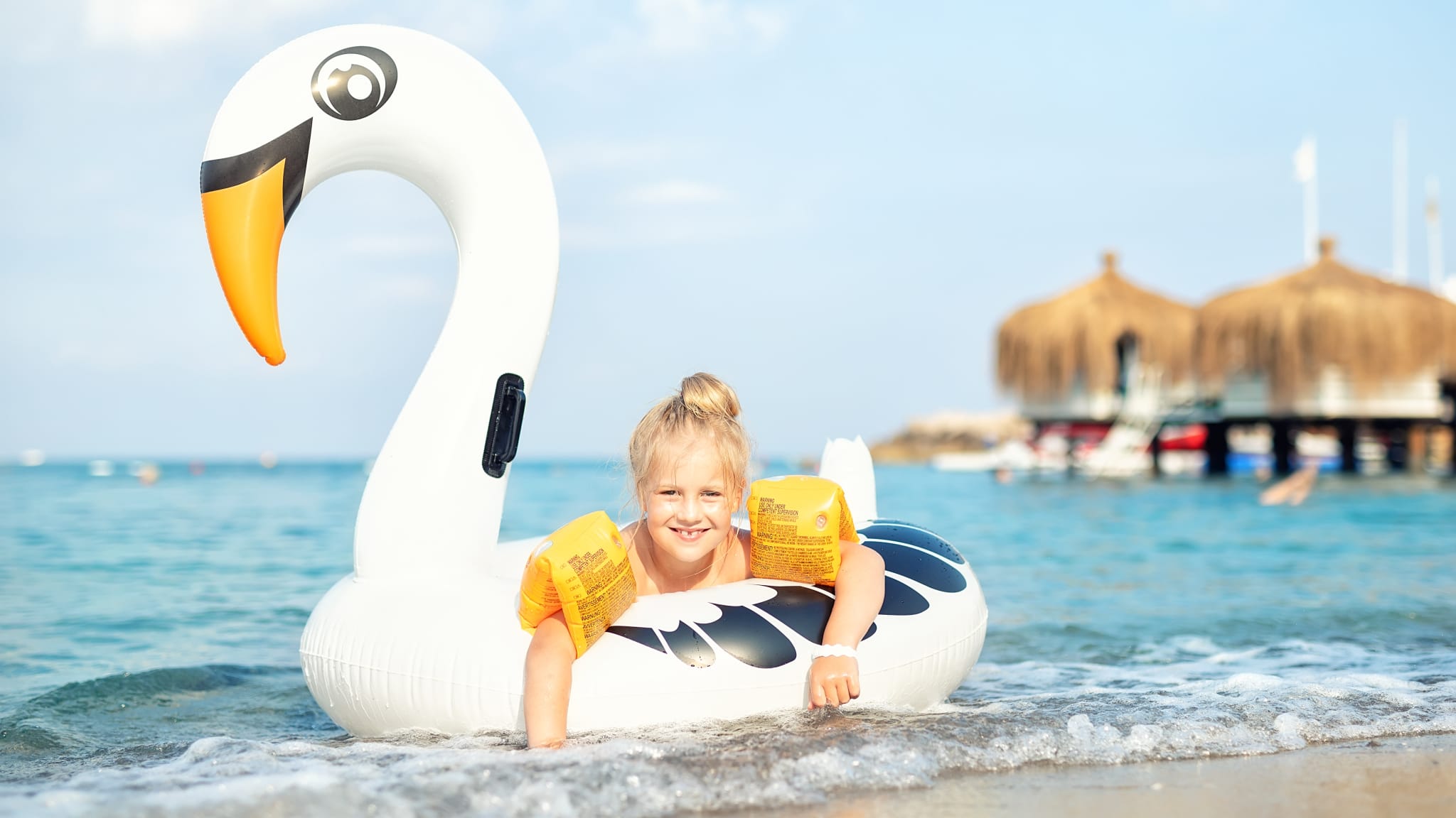 Mädchen an einem schönen Strand