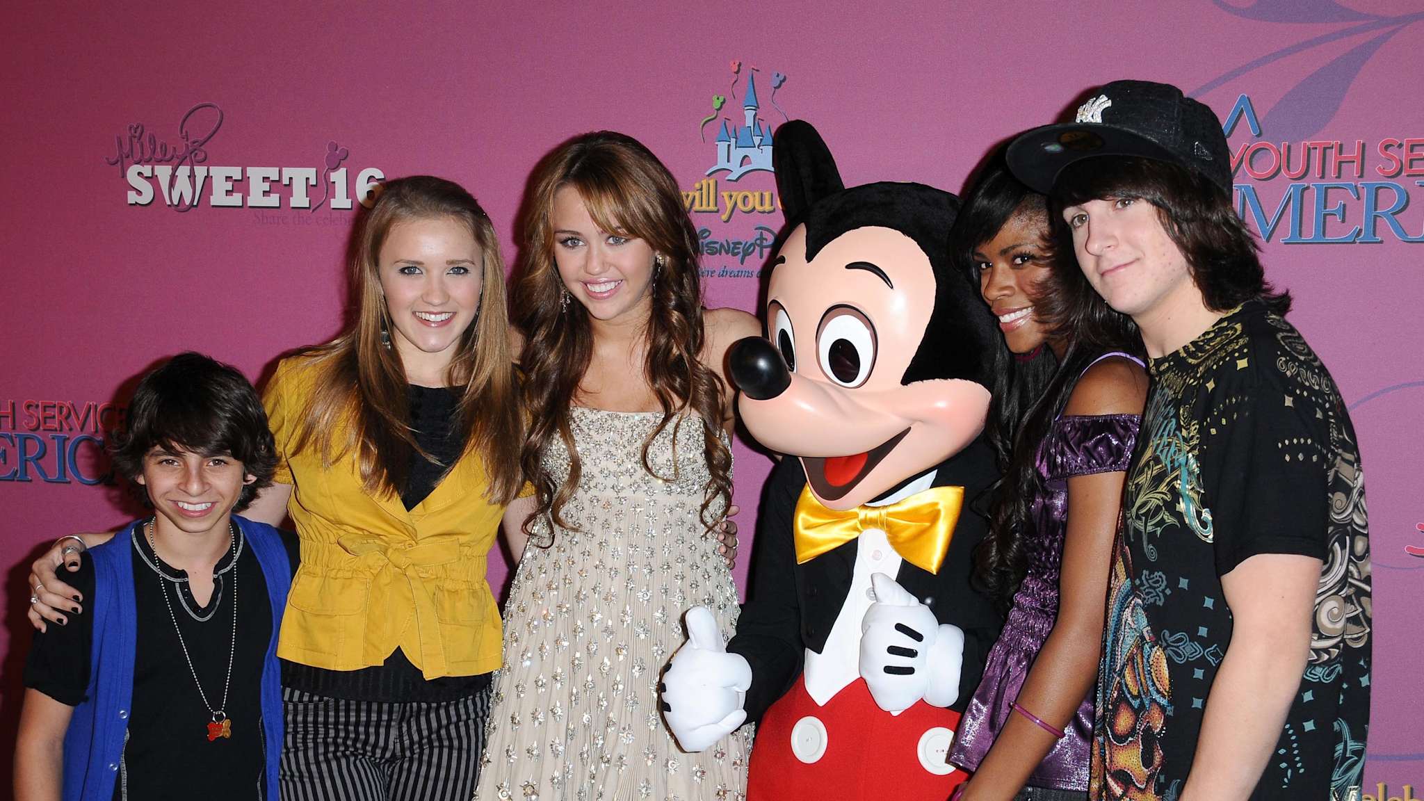Miley Cyrus und Cast Mitglieder von Hannah Montana bei der Sweet 16 Celebration for Miley Cyrus © Shutterstock | s_bukley