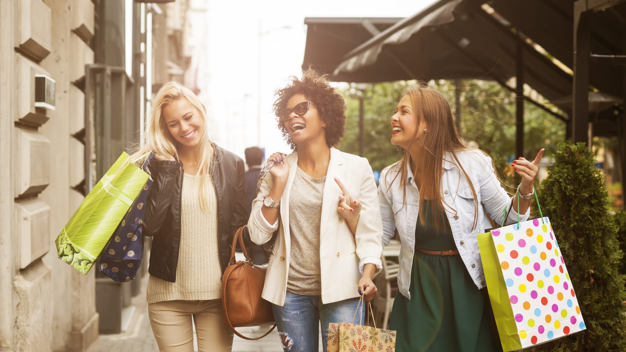 Freundinnen haben Spaß beim Shopping