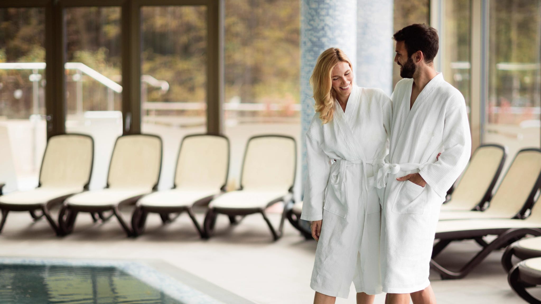 Pärchen während ihrem Wellnessurlaub am Pool