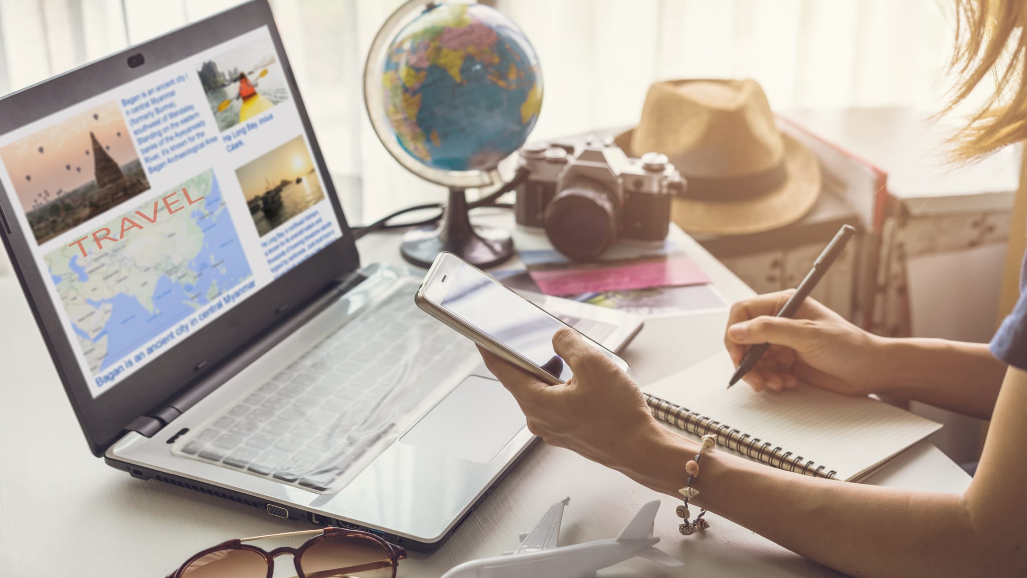 Urlaubsplanung und Recherche am Laptop