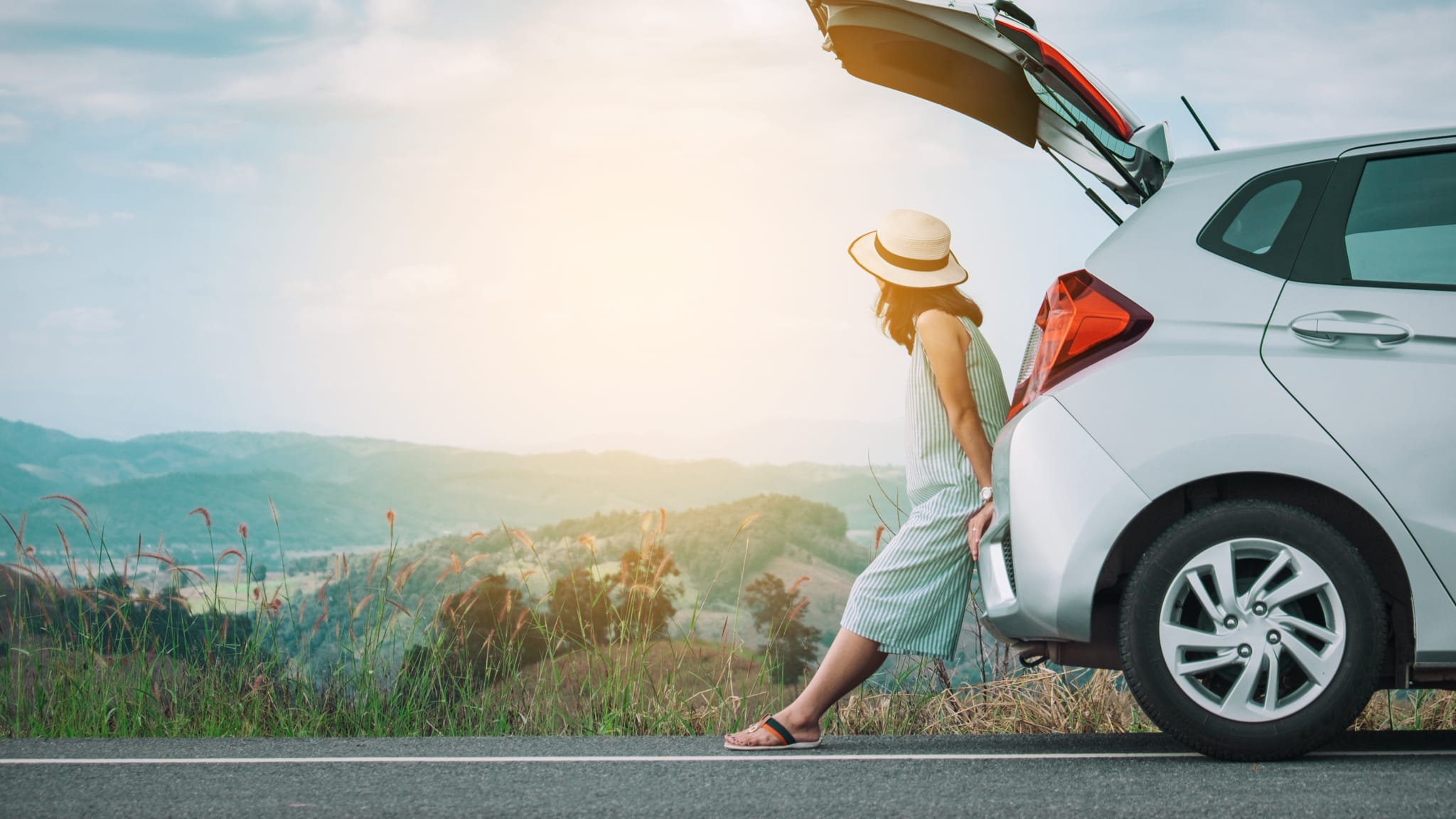 Urlauberin genießt die Aussicht aus dem Mietwagen
