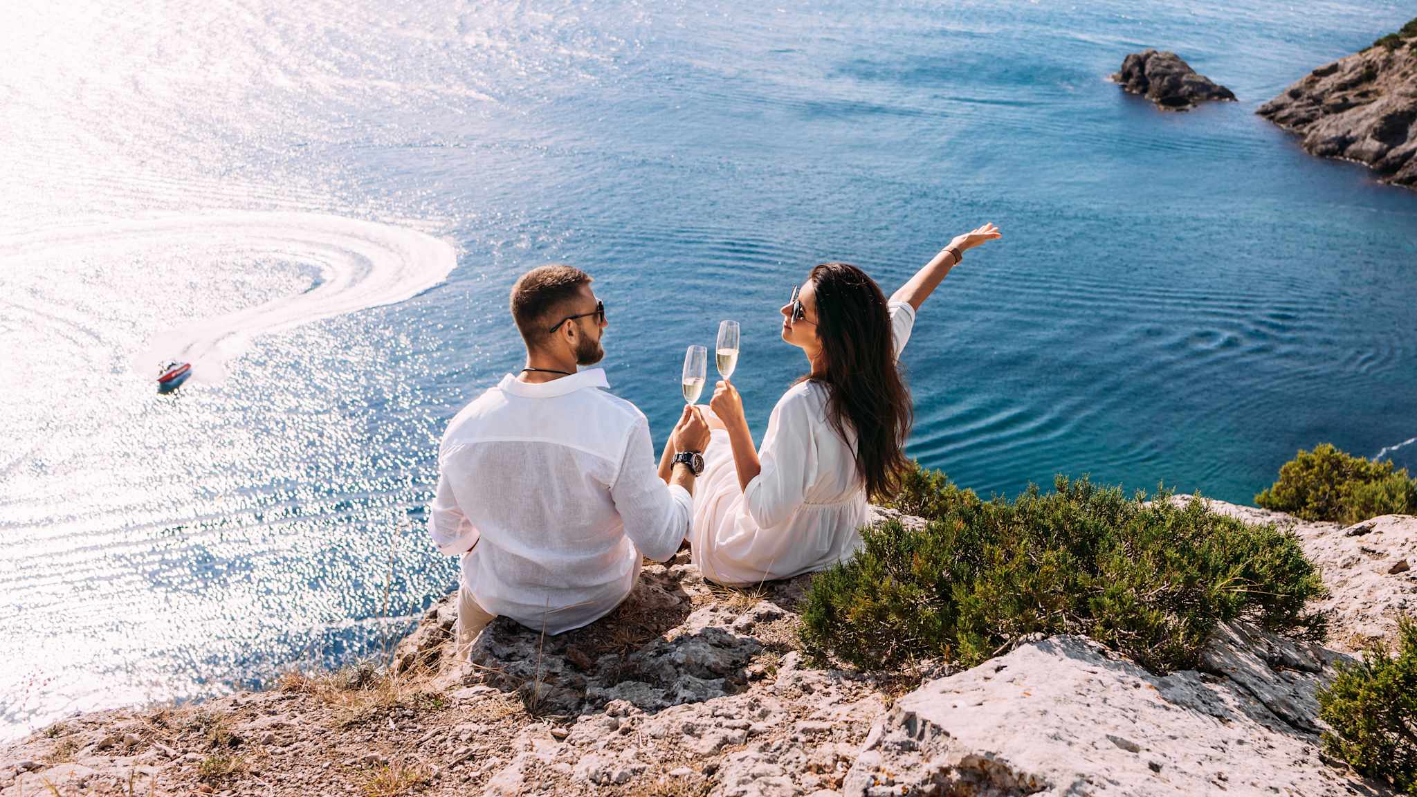 Verliebtes Paar mit Blick aufs Meer