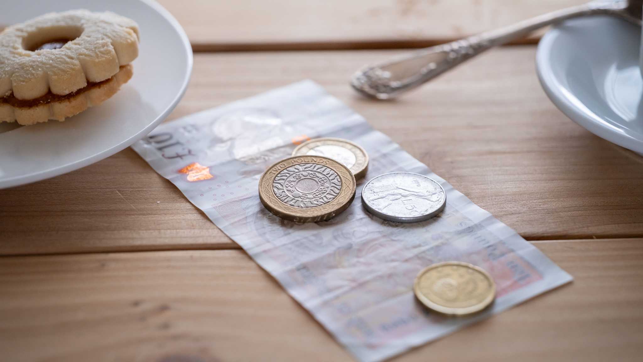 Ein Tisch mit Kaffee-Gedeck und Trinkgeld