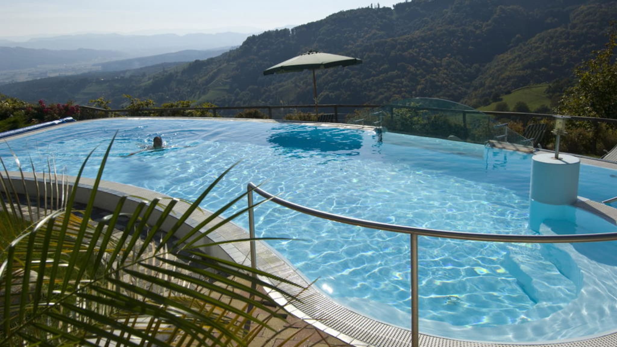 Meerwasser-Außenpool © Hotel Weinhof Kappel