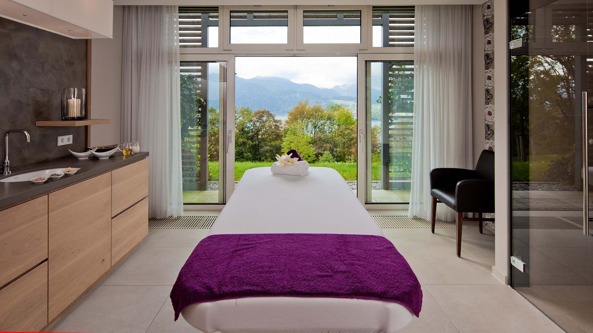 Anwendungszimmer mit Blick auf den See © Hotel Das Tegernsee