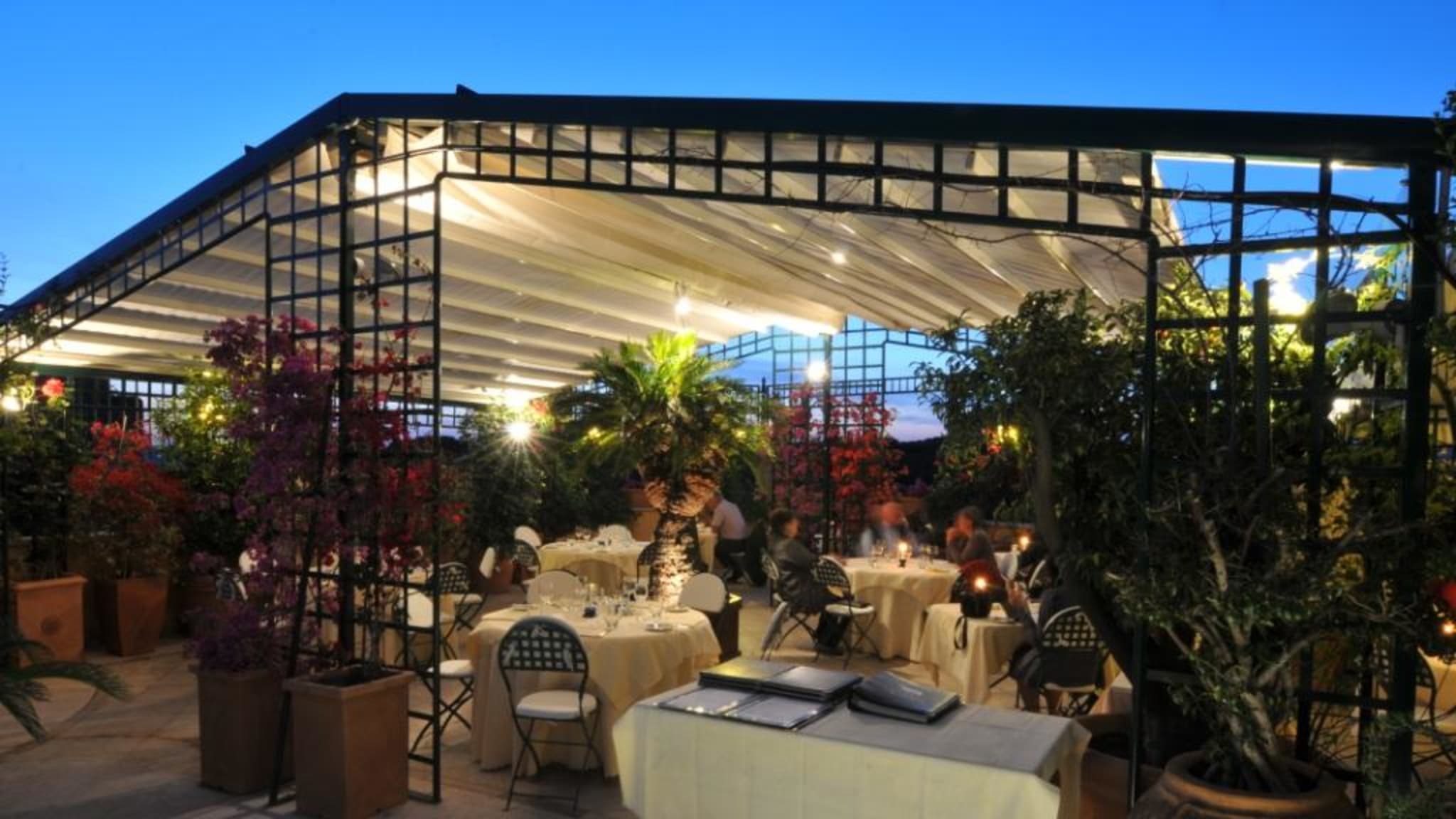 Hoch über den Dächern: 10 Stadthotels mit extravaganten Rooftop-Bars