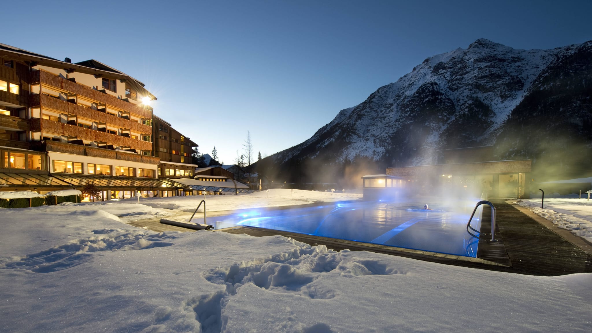 Pool Abends im Winter © Quellenhof Leutasch