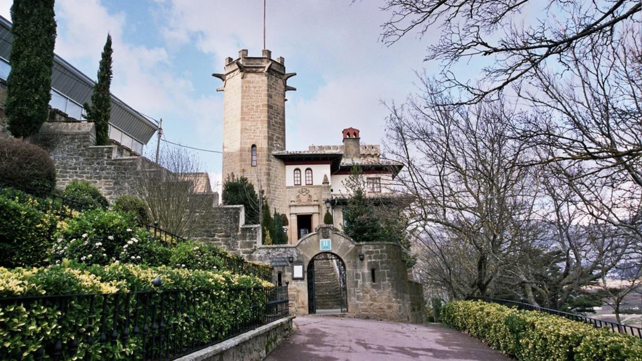 Entrada del castillo desde los jardines de acceso © Hotel Castillo El Collado