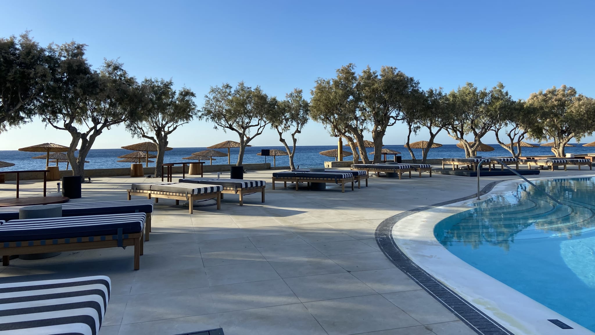 Pool mit Blick aufs Meer im „Numo Ierapetra Beach Resort“, Kreta