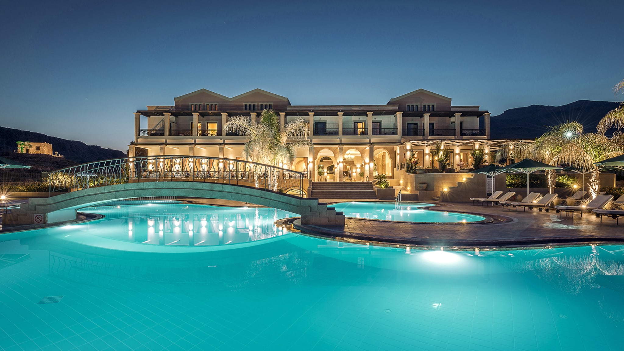Poollandschaft im Mitsis Lindos Memories Resort & Spa - Adults only