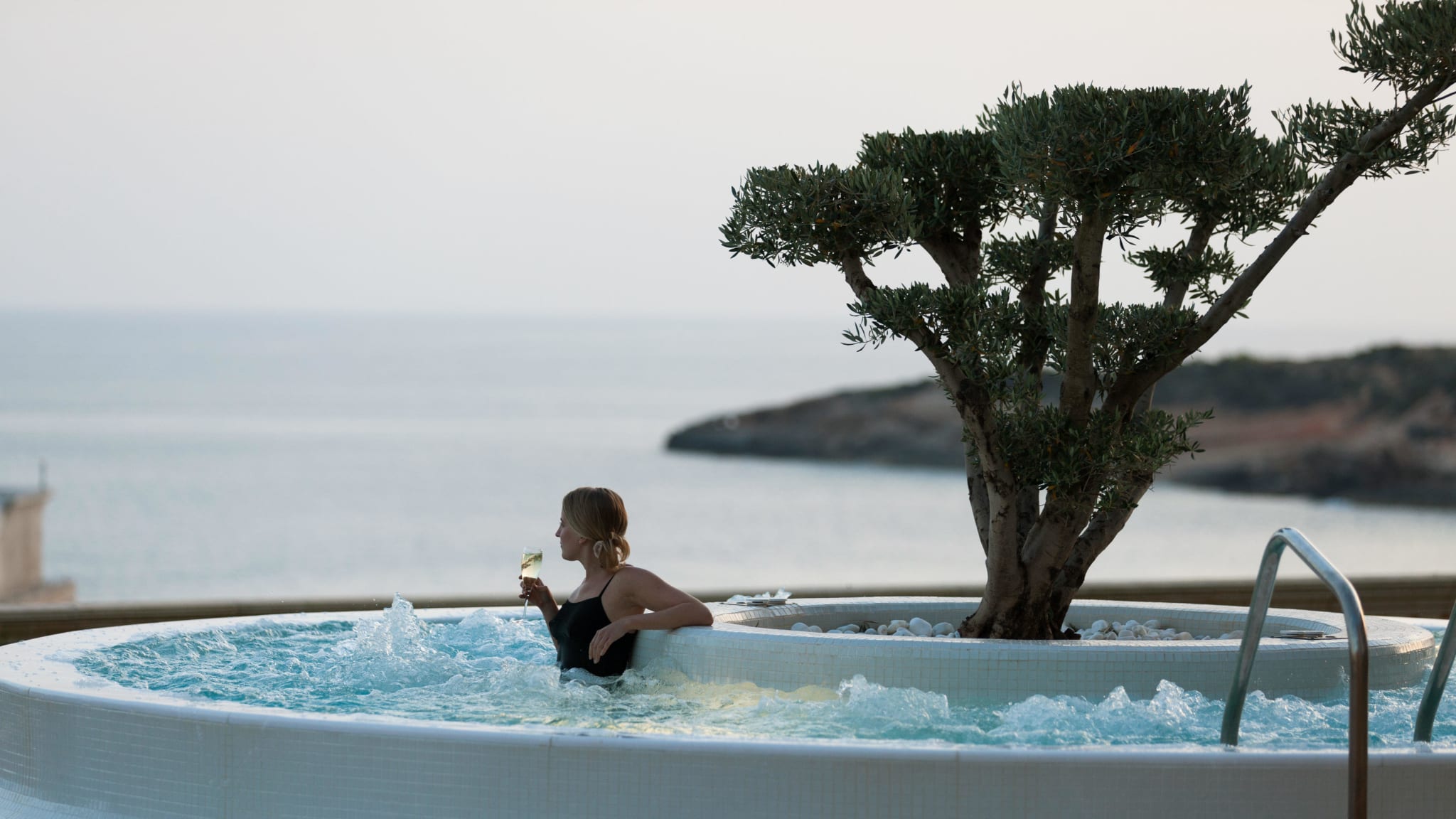 Outdoor jacuzzi © Hotel Port Adriano Marina Golf & Spa