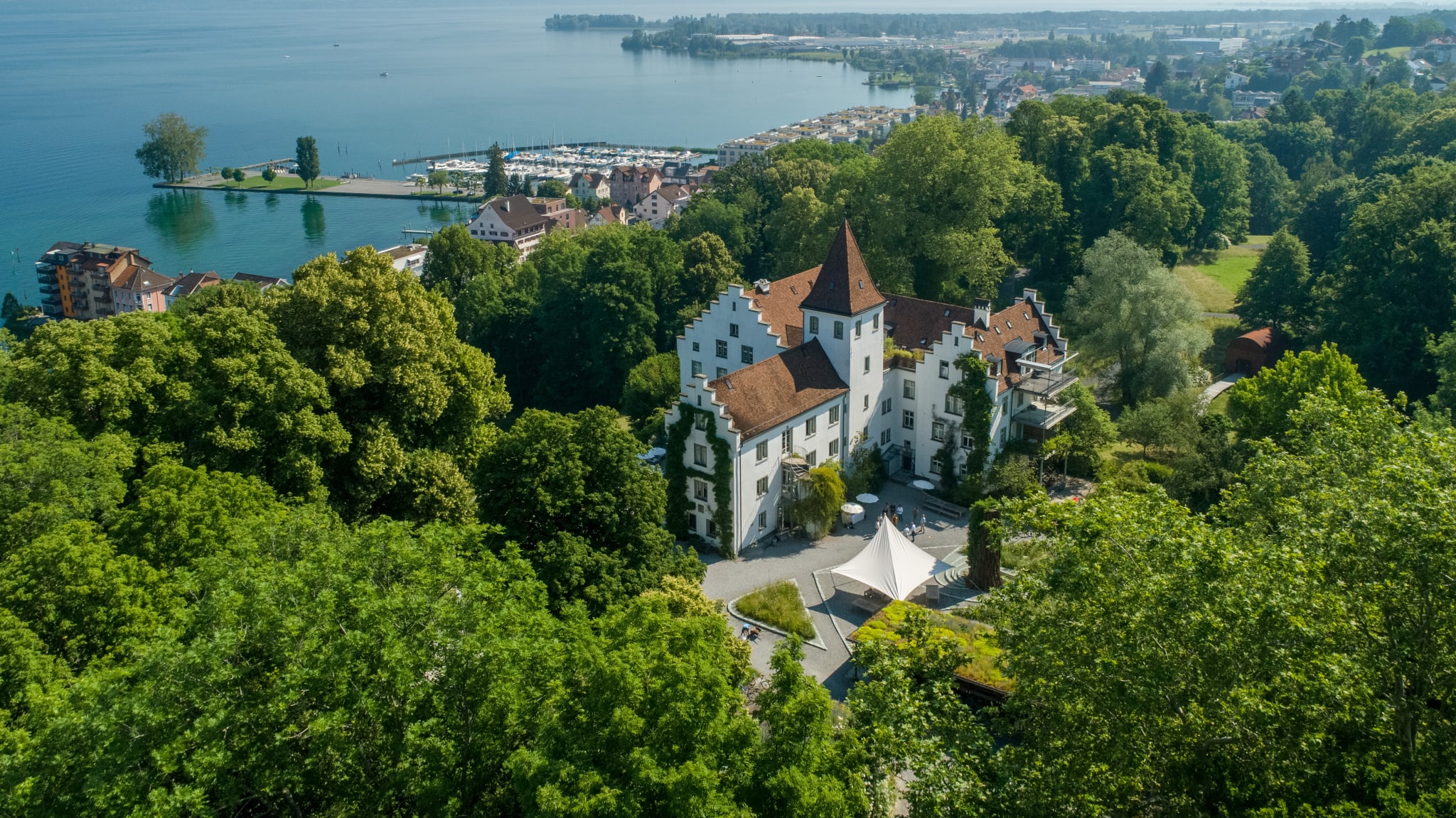 Luftaufnahme vom Hotel Schloss Wartegg