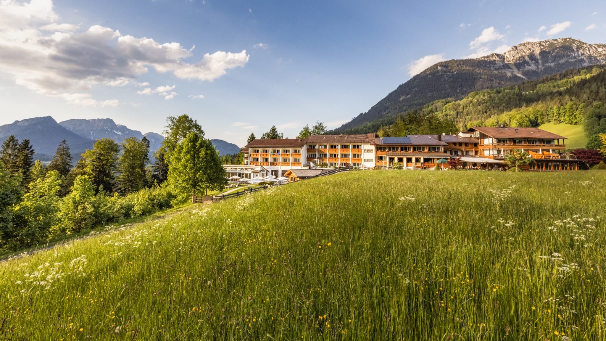 Außenansicht © Alm- & Wellnesshotel Alpenhof