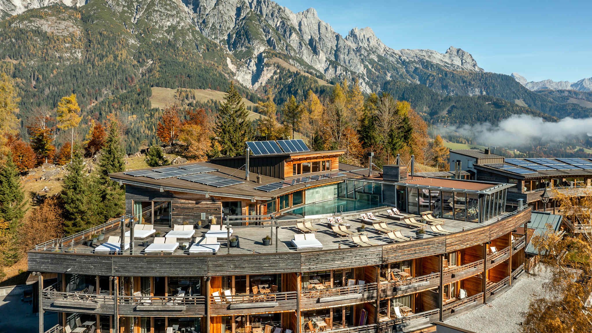 Außenansicht © Holzhotel Forsthofalm