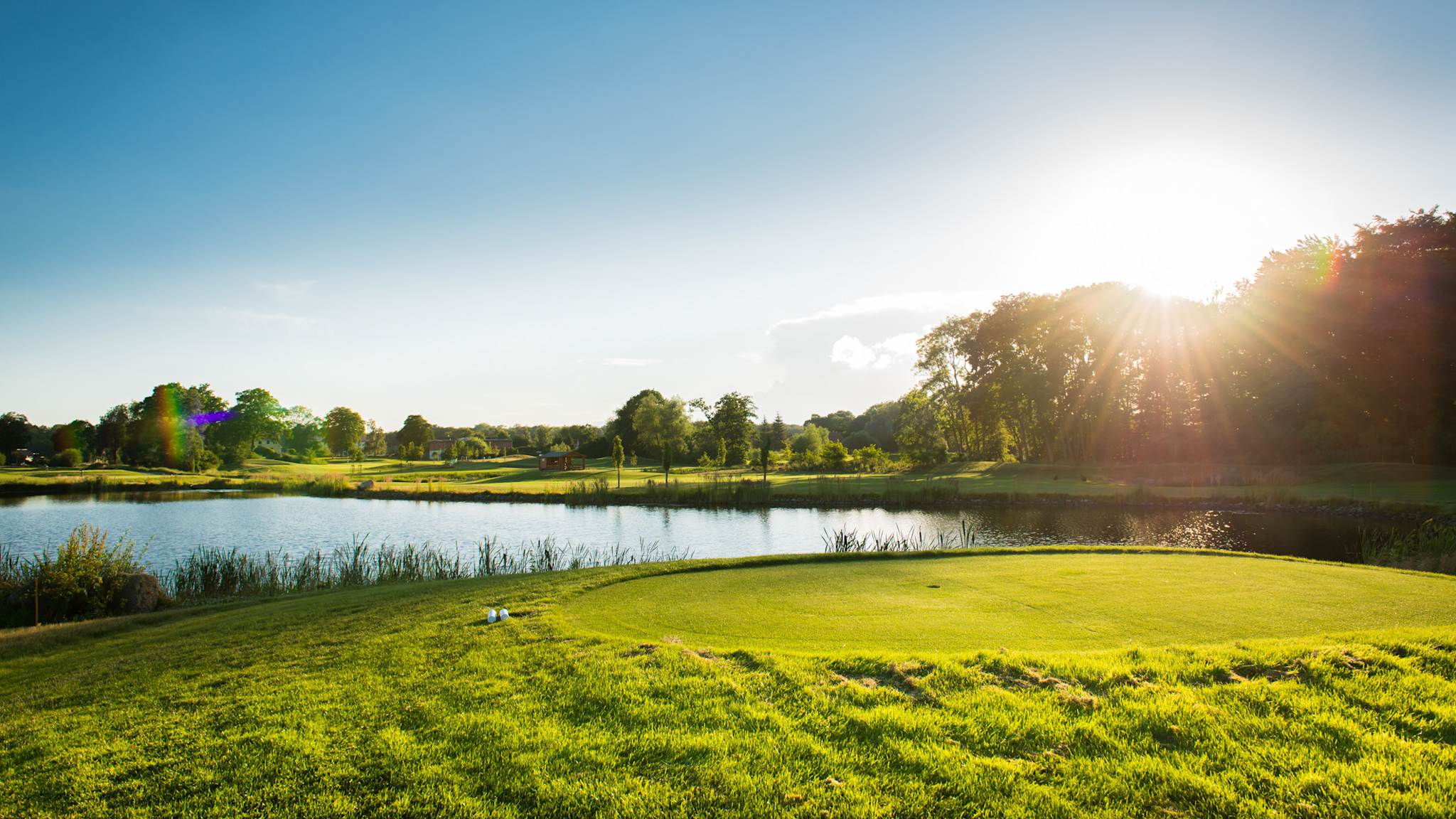 Golfplatz im Sonnenschein