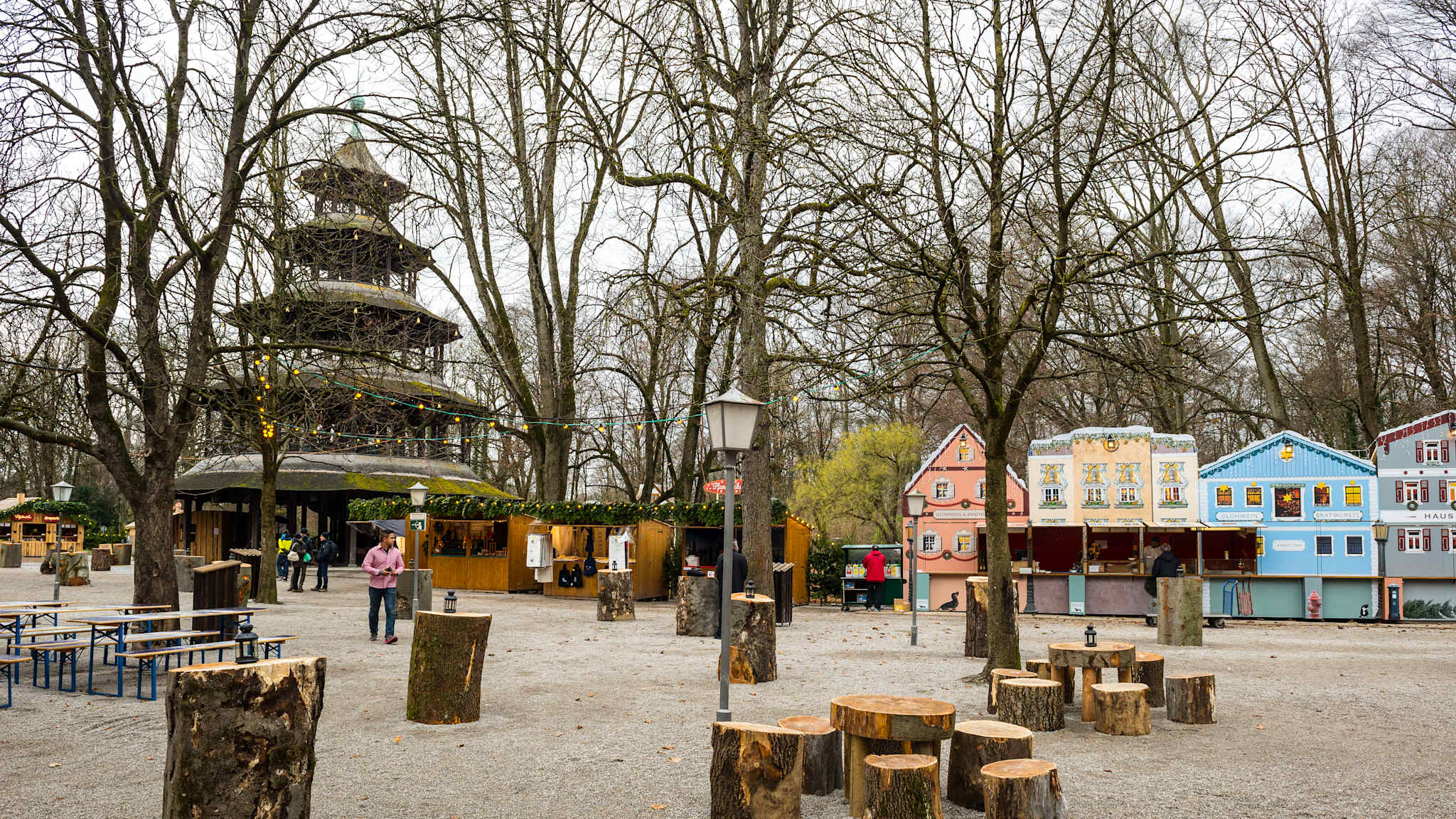 Weihnachtsmarkt am Chinesischen Turm im Englischen Garten, München