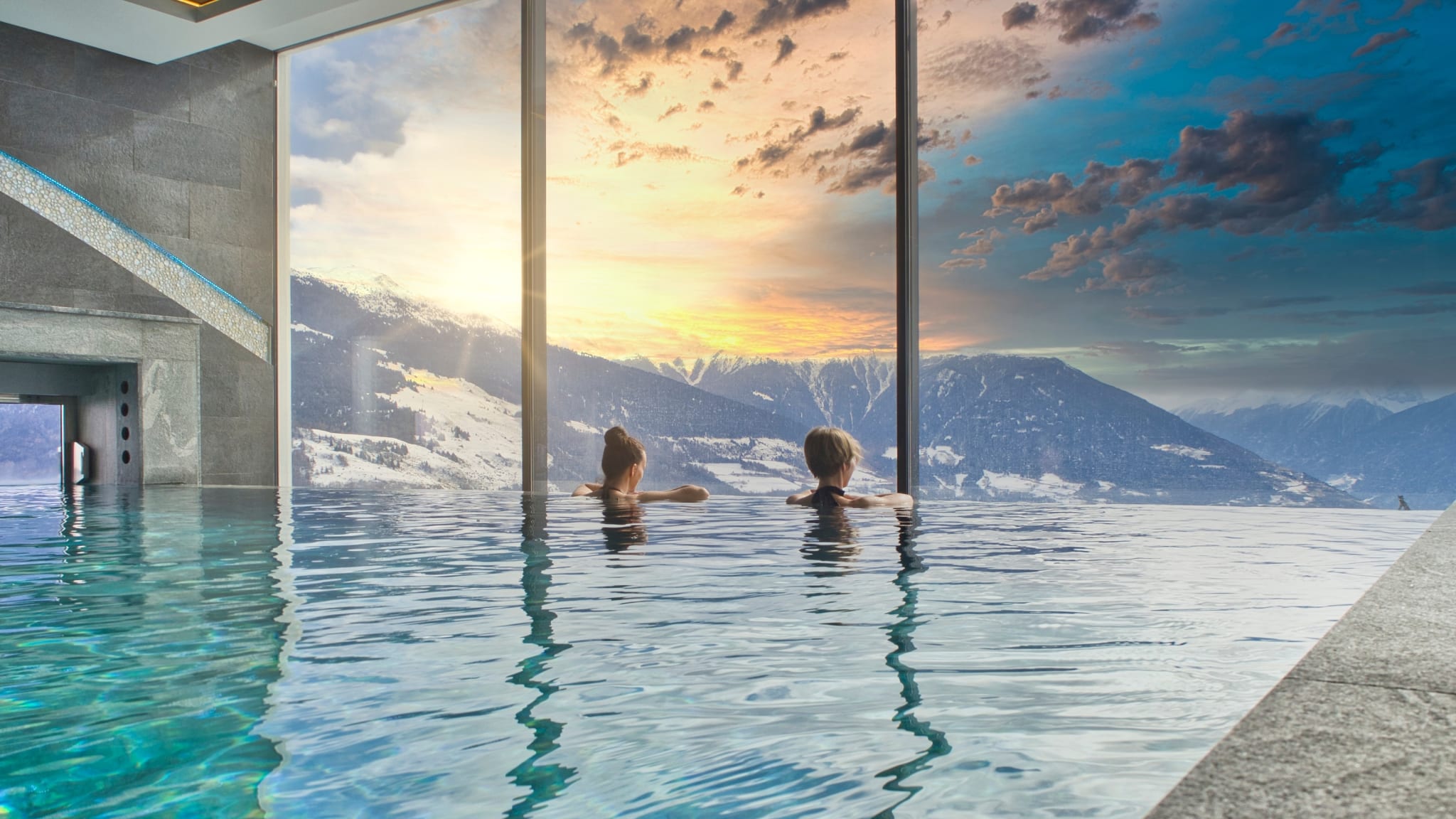 Frauen im Pool in den Bergen