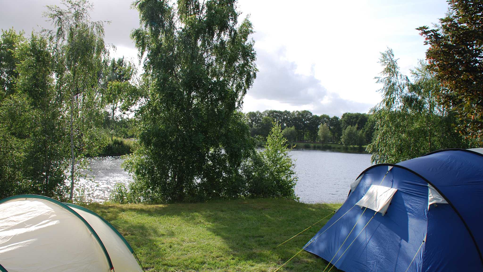 Zwei Campingzelte am See.