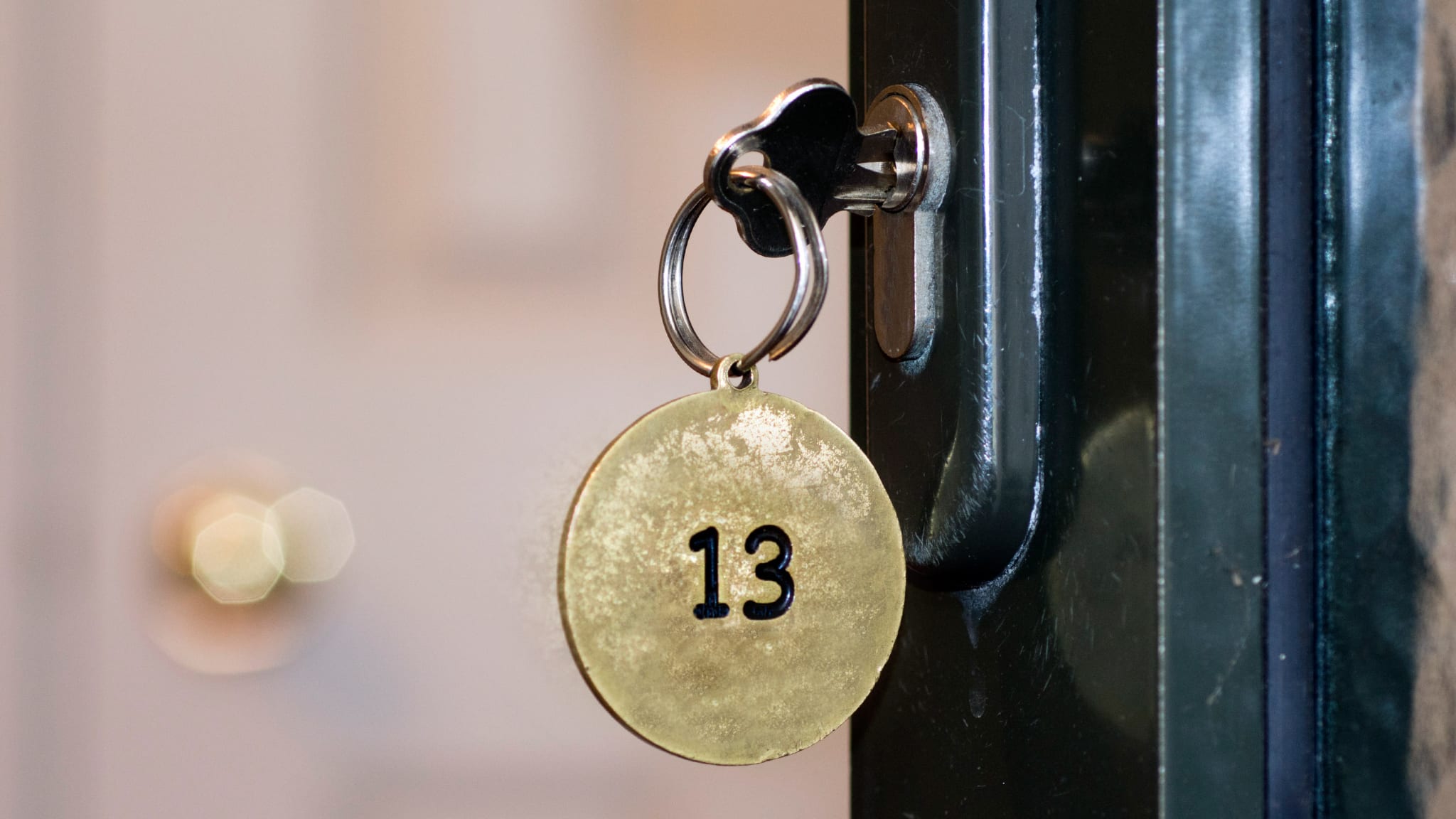 Zimmerschlüssel mit der Zahl 13.