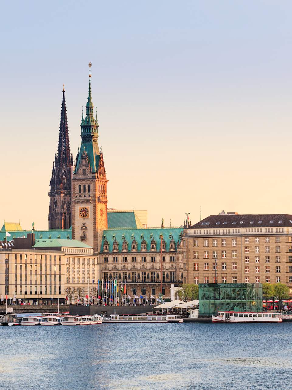 Alstersee in Hamburg, Deutschland © mf-guddyx/E+ via Getty Images