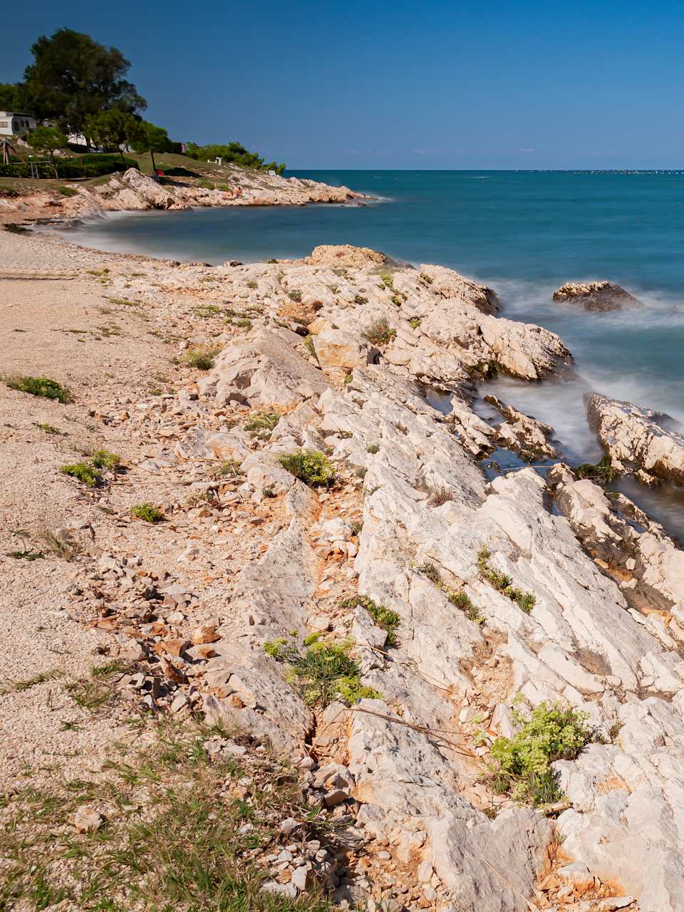 Ein Strand mit weißem Gestein