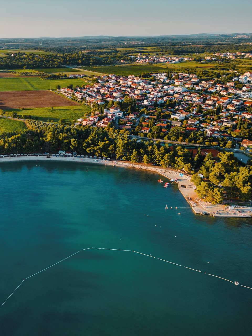 Blick von oben auf einen Strand