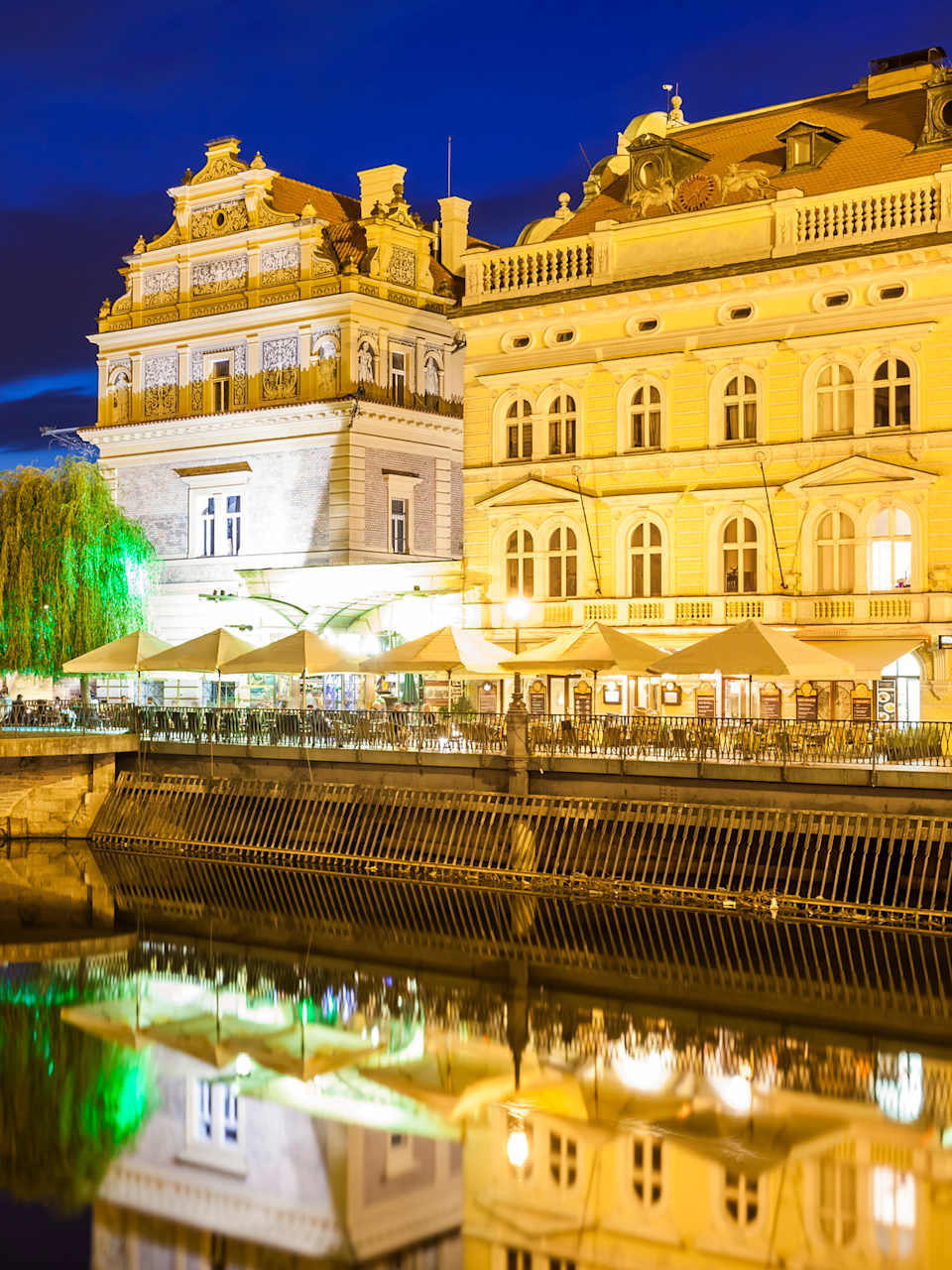 Bedřich Smetana Museum und das Club Restaurant Lavka, Prag, Tschechische Republik © Westend61/Westend61 via Getty Images