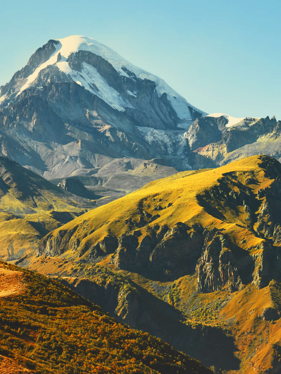 Berg Kazbek, Georgien © myshkovsky/iStock / Getty Images Plus via Getty Images