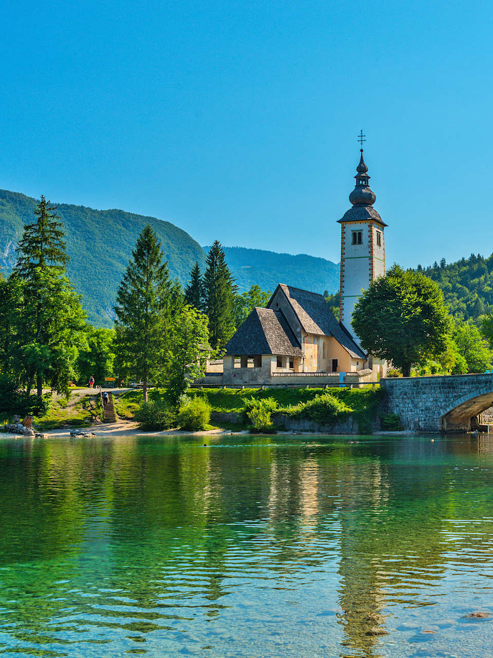 Blick auf die Johanneskirche am Bohinje See © Carlo Irek/HUBER IMAGES