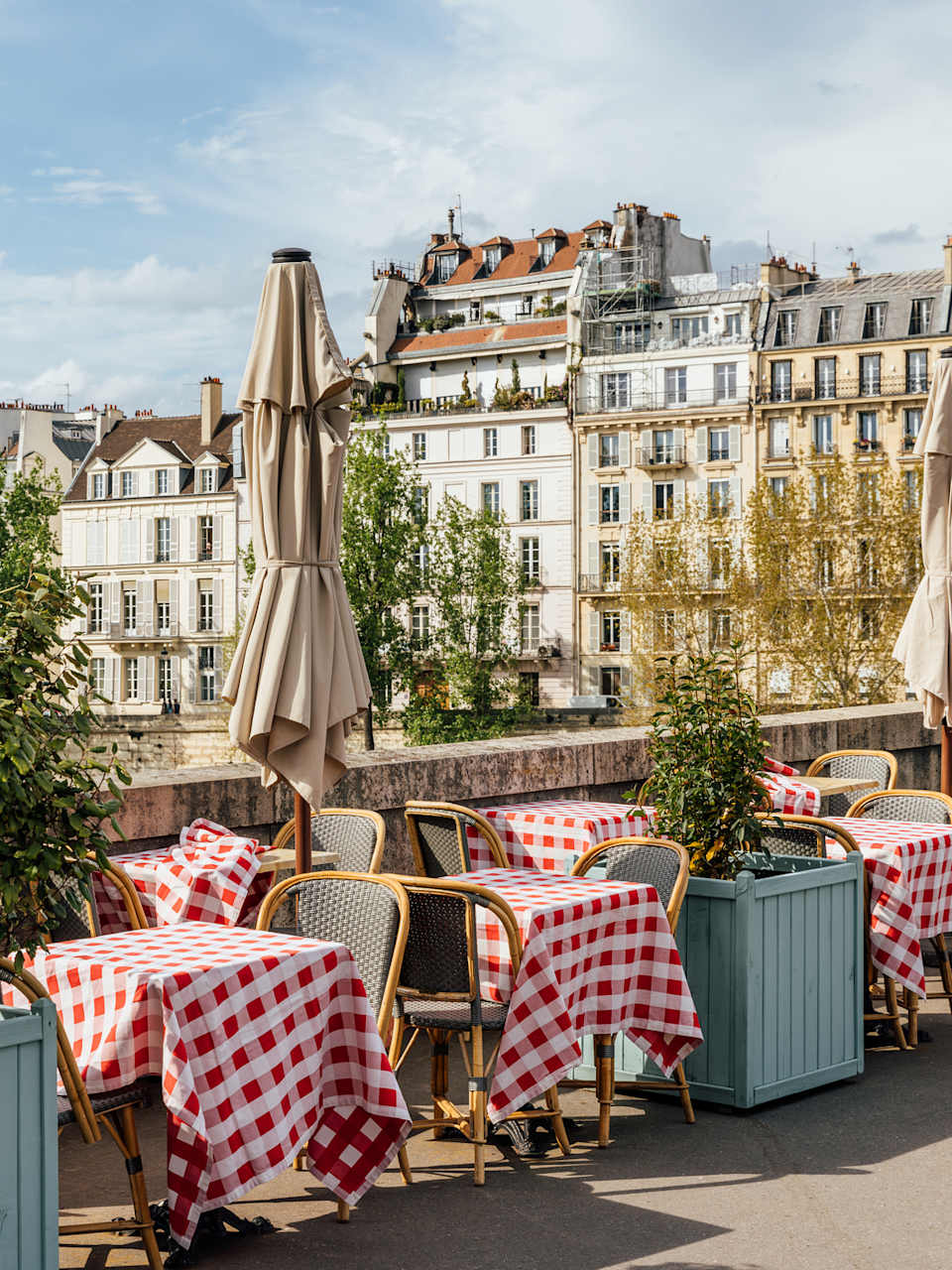 Cafe an der Seine, Paris, Frankreich © Alexander Spatari/Moment via Getty Images
