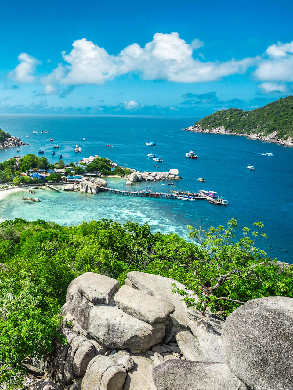 Die Insel Nangyuan in Thailand die mit zwei anderen Inseln mit einem schmalen Strand verbunden ist © iStock.com/Kbarzycki