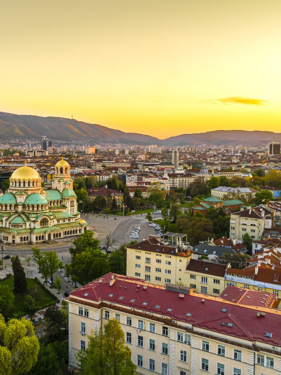 Drohnenaufnahme der Innenstadt von Sofia, St. Alexader Nevski Kathedrale in der Mitte © iStock.com/Media Trading Ltd