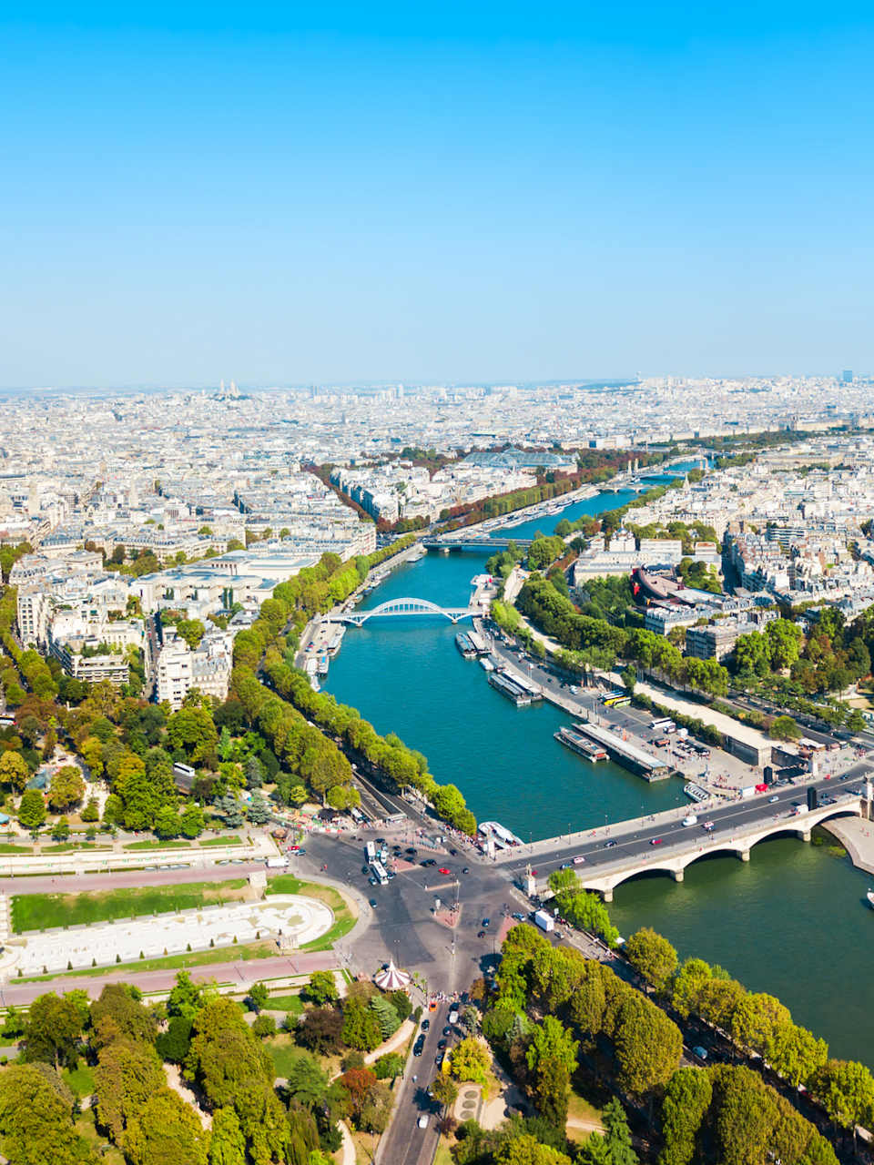 Blick auf die Stadt Paris mit dem Eiffelturm im Mittelpunkt, Frankreich. © saiko3p/iStock / Getty Images Plus via Getty Images