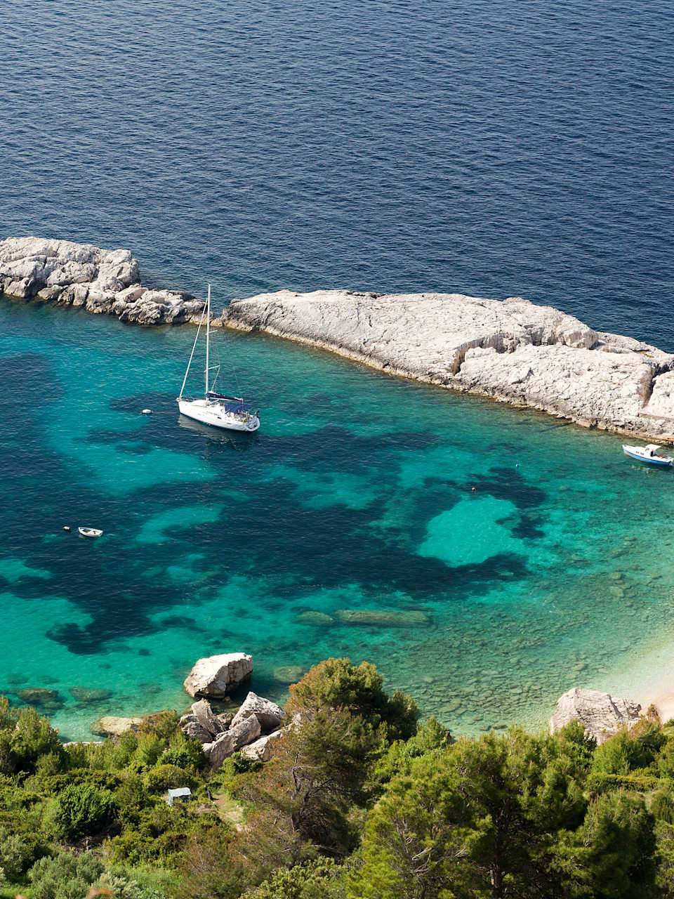 Ein Segelboot ankert in einer kleinen Bucht, Insel Hvar, Kroatien ©Tim Mannakee/HUBER IMAGES