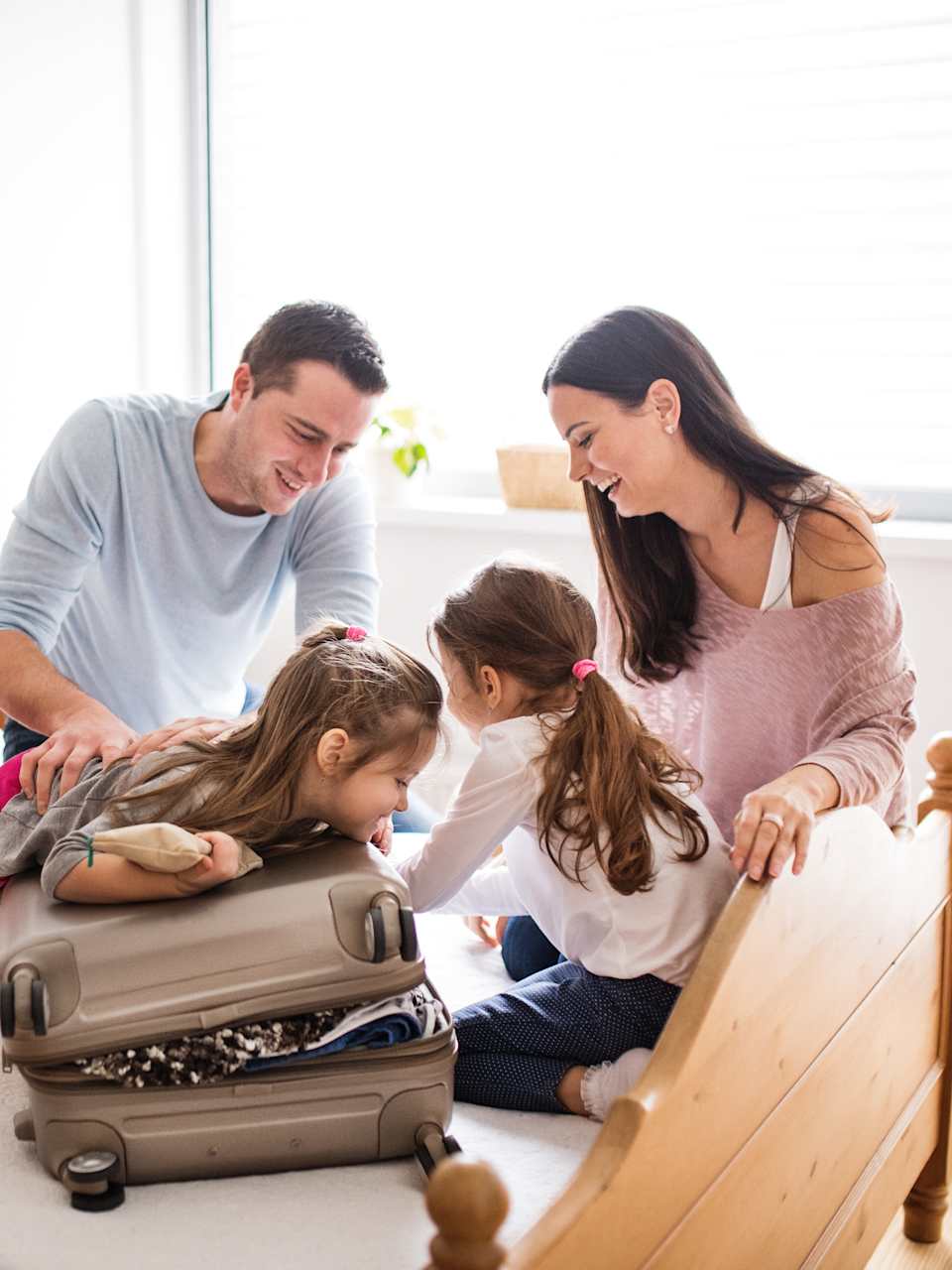 Beim Packen steigt die Vorfreude auf den Urlaub © stock.adobe.com - Halfpoint