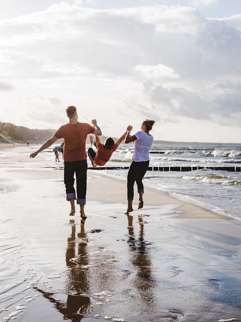Eine Familie am Ostsee-Strand @ hemminetti - stock.adobe.com