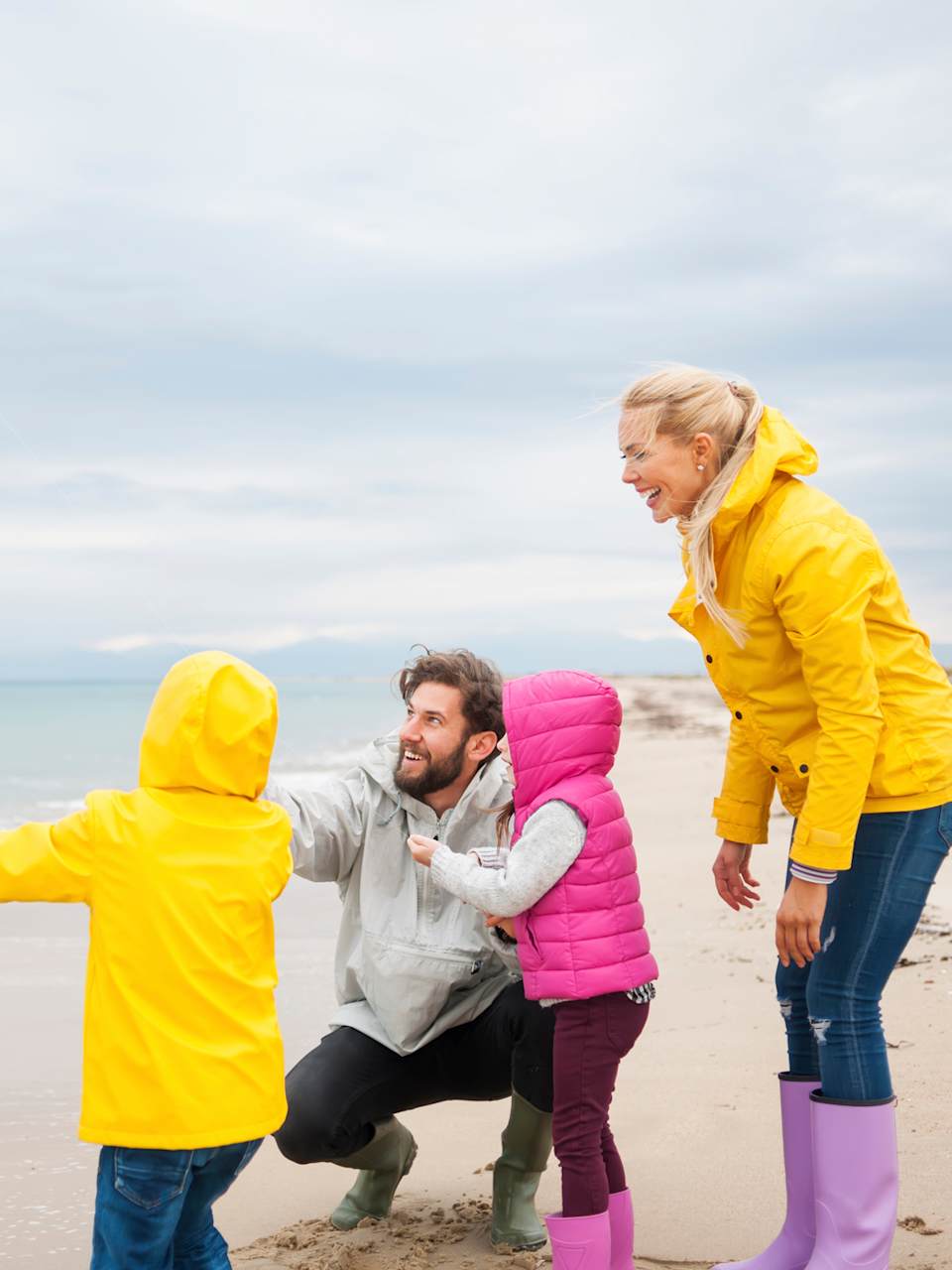 Familie an der Ostsee © Vesnaandjic/E+ via Getty Images